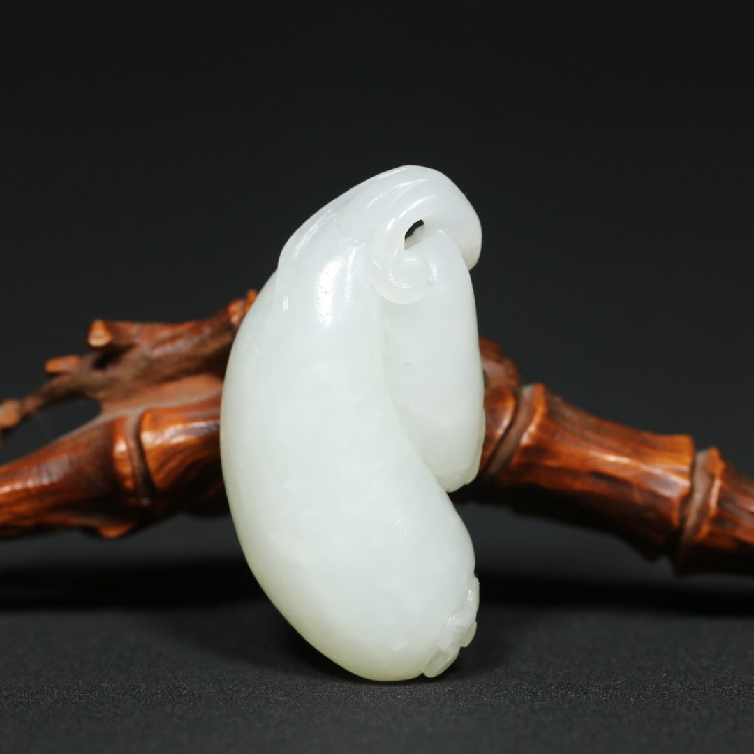 An Exquisite White Jade Melon and Fruit Pendant: An Exquisite White Jade Melon and Fruit Pendant Qing Dynasty, China Size:4.5cmx2.3cmx1.4cm Weight:22.5g (The Dimensions Of All Batches Are Manually Measured.If You Need More Detailed Information, Plea