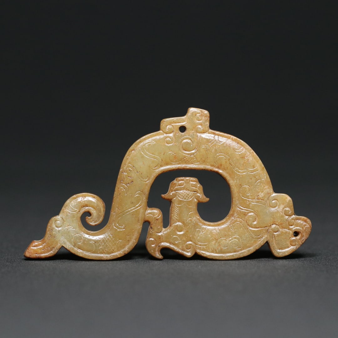 An Exquisite White Jade Dragon Pattern Pendant: An Exquisite White Jade Dragon Pattern Pendant Han Dynasty, China Size:7.5cmx3.9cm Weight:20.3g (The Dimensions Of All Batches Are Manually Measured.If You Need More Detailed Information, Please Conta