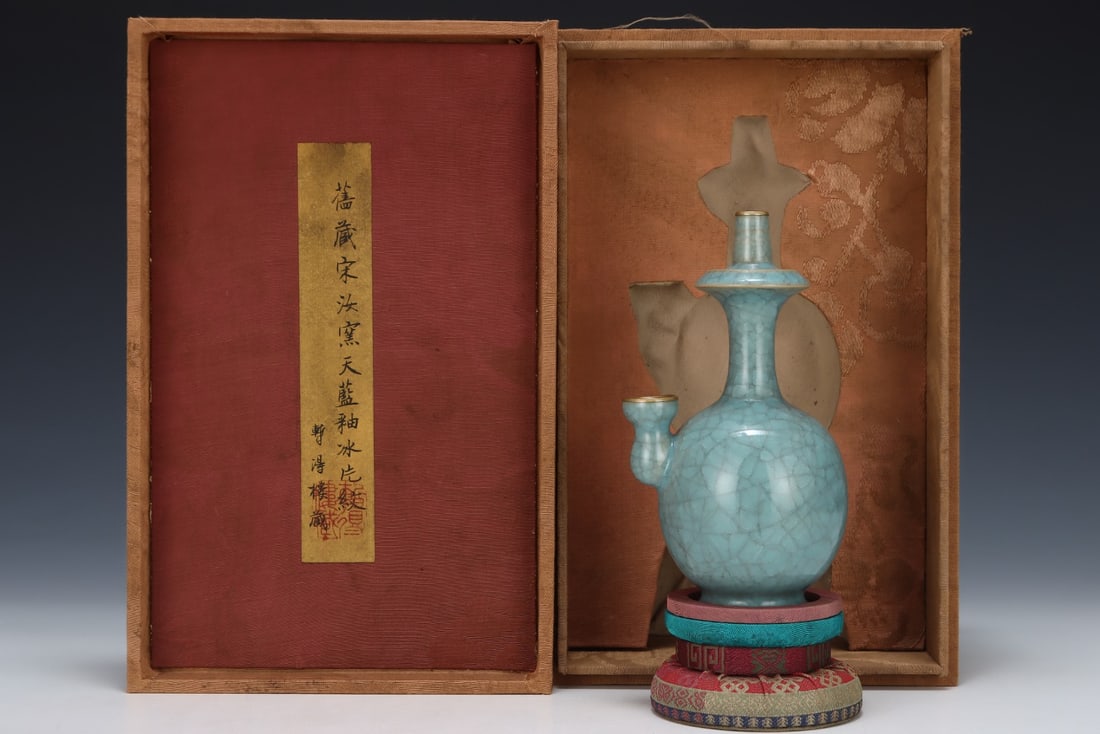 An Exquisite Ru yao Vase: An Exquisite Ru yao Vase Song Dynasty, China Size:15.7cmx8.8cm (The Dimensions Of All Batches Are Manually Measured.If You Need More Detailed Information, Please Contact Our Customer Service Before Bi