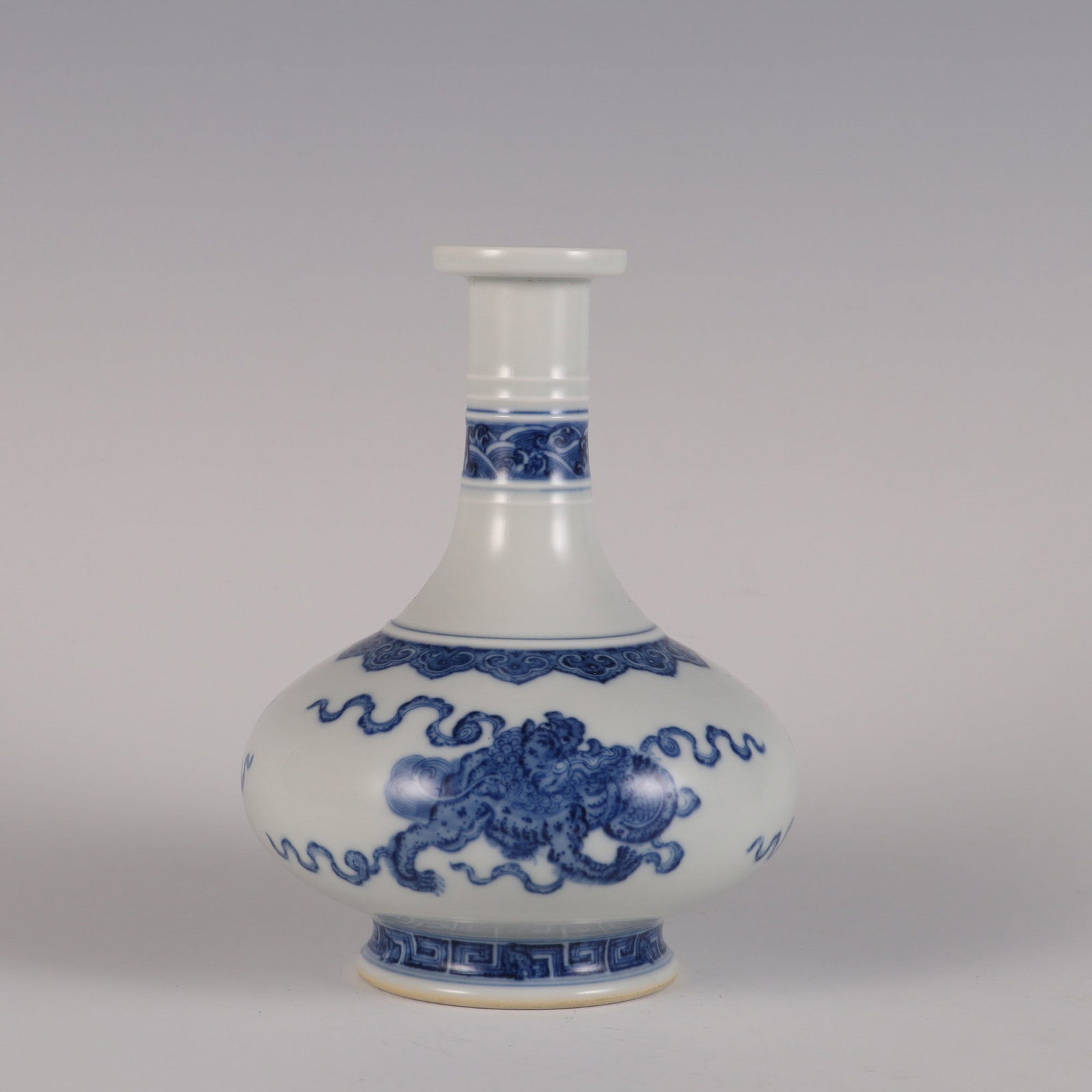 An Exquisite Blue and White Lion Pattern Vase: An Exquisite Blue and White Lion Pattern Vase Qing Dynasty, China Yongzheng Six-character Mark Size:16.2cmx11cm (The Dimensions Of All Batches Are Manually Measured.If You Need More Detailed Informati