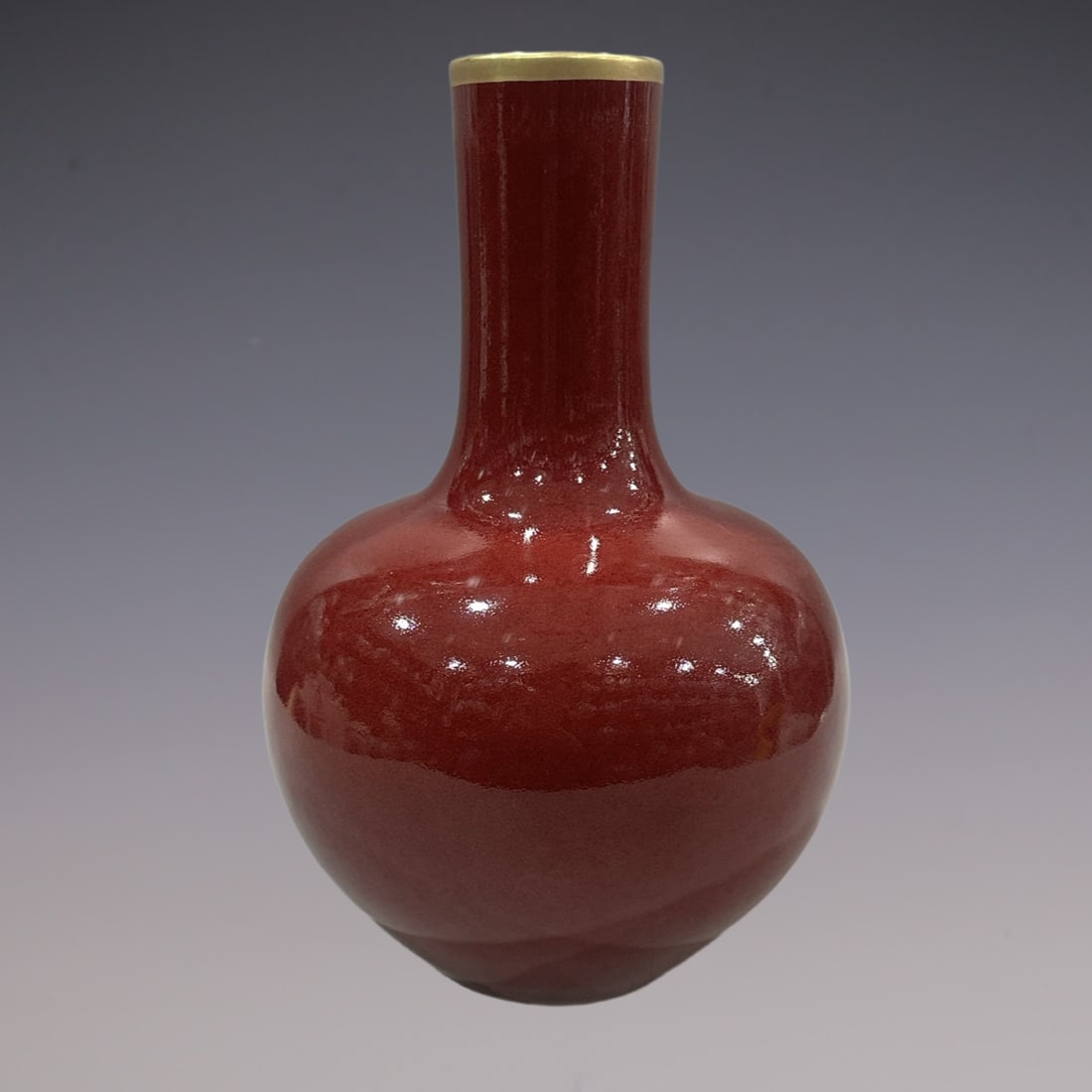 An Exquisite Ji Red Glazed Painted Gold Vase: An Exquisite Ji Red Glazed Painted Gold Vase Qing Dynasty, China Qianlong Six-character Mark Size:32cm (The Dimensions Of All Batches Are Manually Measured.If You Need More Detailed Information, Pleas