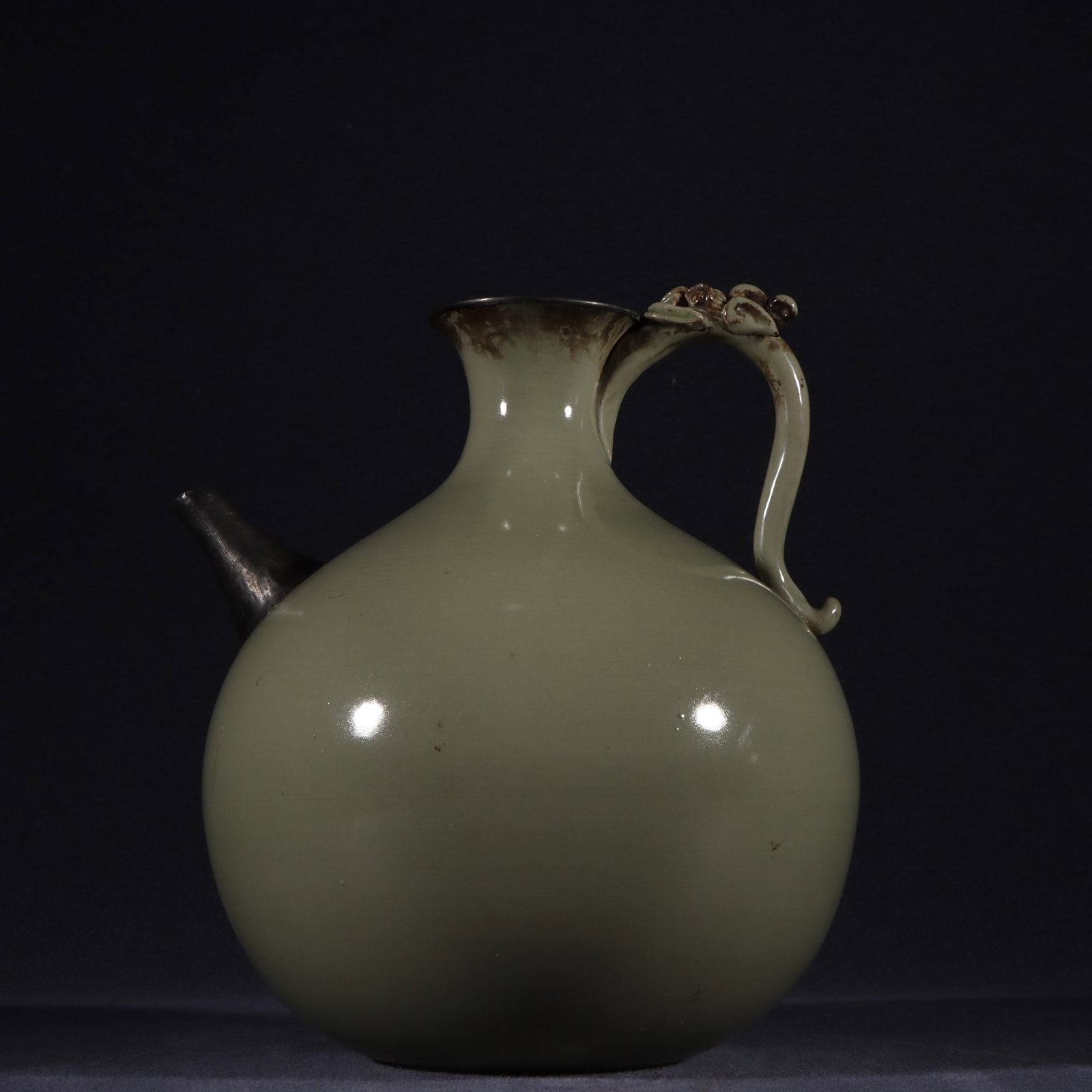 An Exquisite Yue yao Celadon Ewer: An Exquisite Yue yao Celadon Ewer Tang Dynasty, China Size:20cmx18cm (The Dimensions Of All Batches Are Manually Measured.If You Need More Detailed Information, Please Contact Our Customer Service Bef