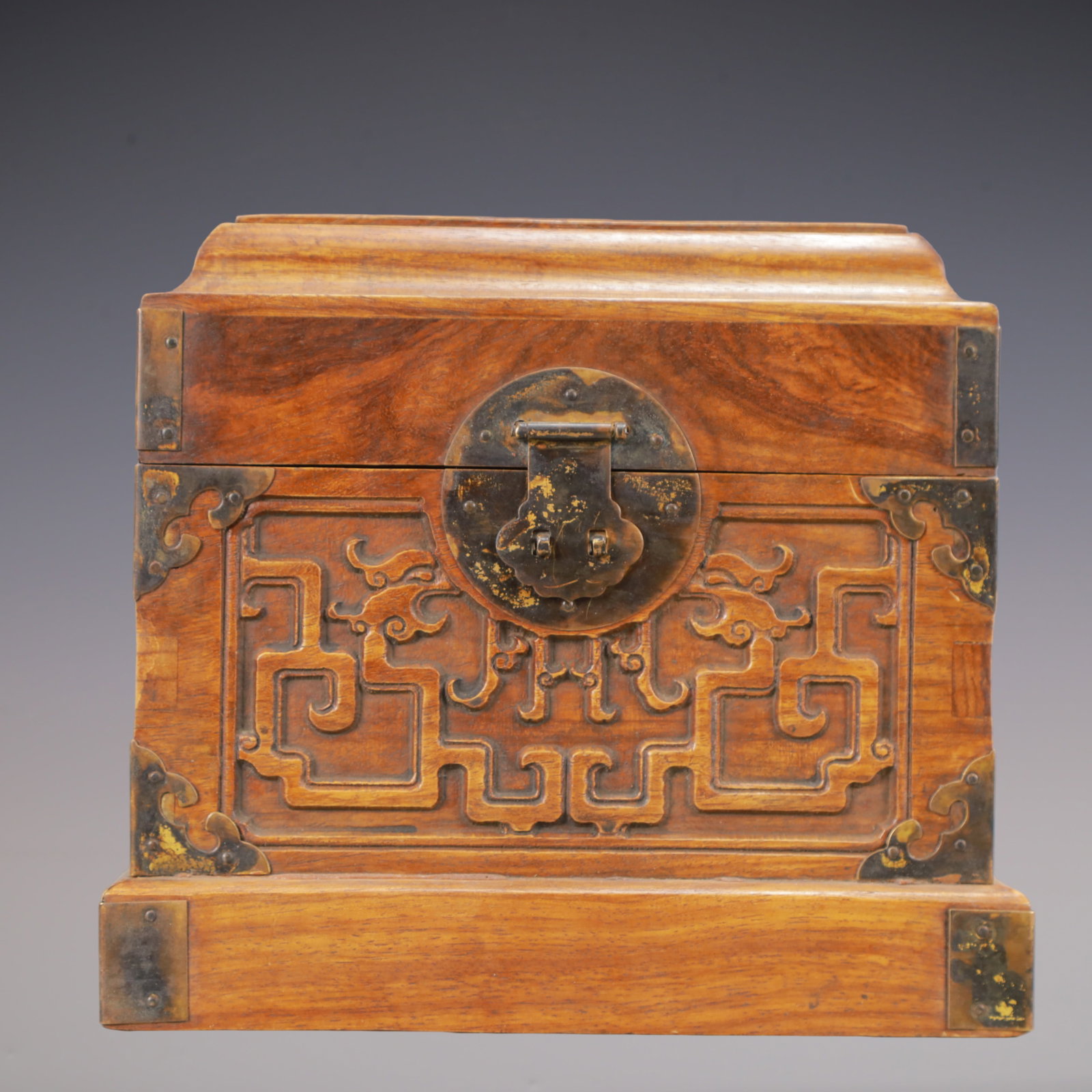 A Exquisite Boxwood Dragon Pattern Box: A Exquisite Boxwood Dragon Pattern Box Qing Dynasty, China Size:21.1cmx21.1cmx19 Weight:1450g (The Dimensions Of All Batches Are Manually Measured.If You Need More Detailed Information, Please Contact