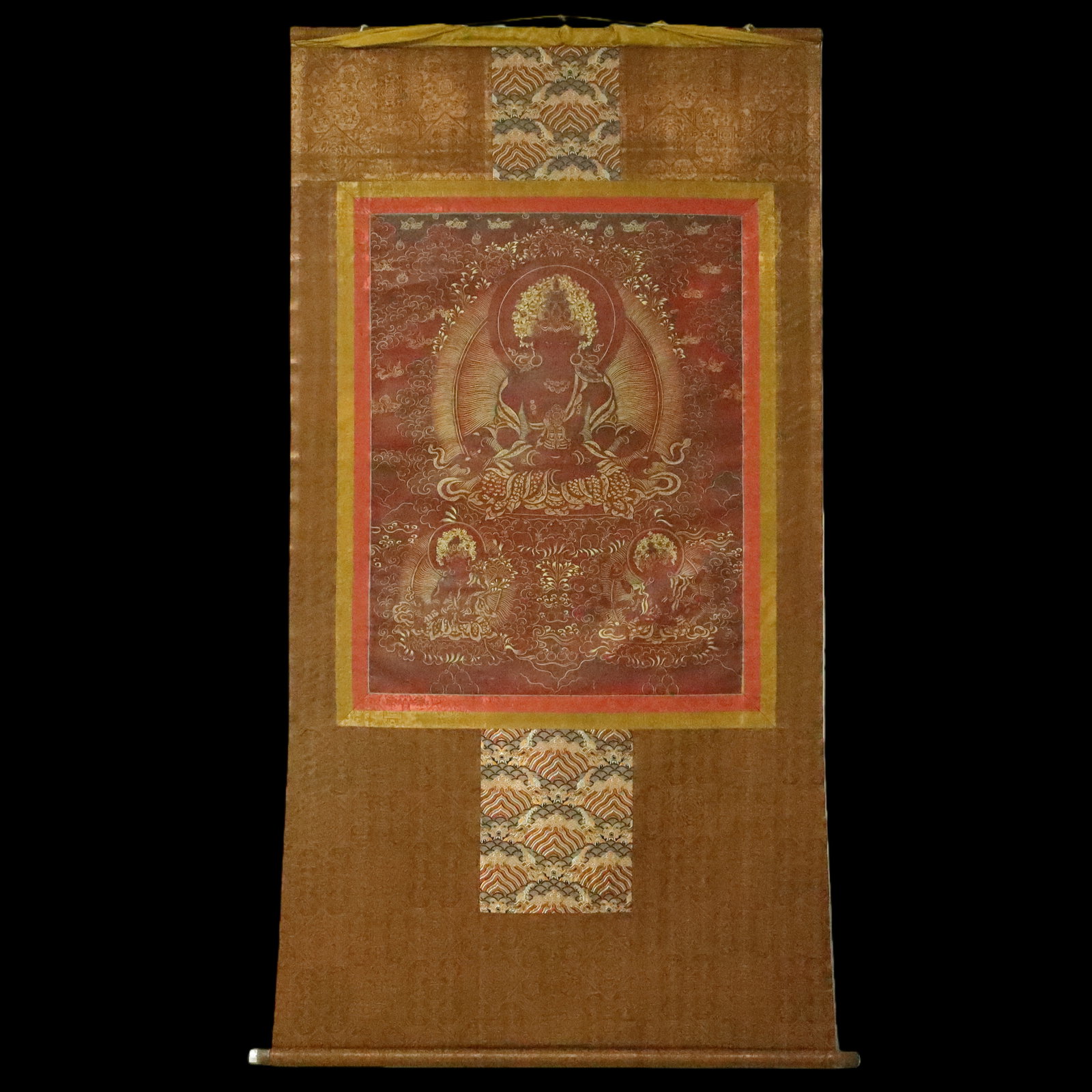 An Exquisite Brocade Painted Color Buddha Statue Tangka: An Exquisite Brocade Painted Color Buddha Statue Tangka Ming Dynasty, China Size:93cmx172cm (The Dimensions Of All Batches Are Manually Measured.If You Need More Detailed Information, Please Contact O