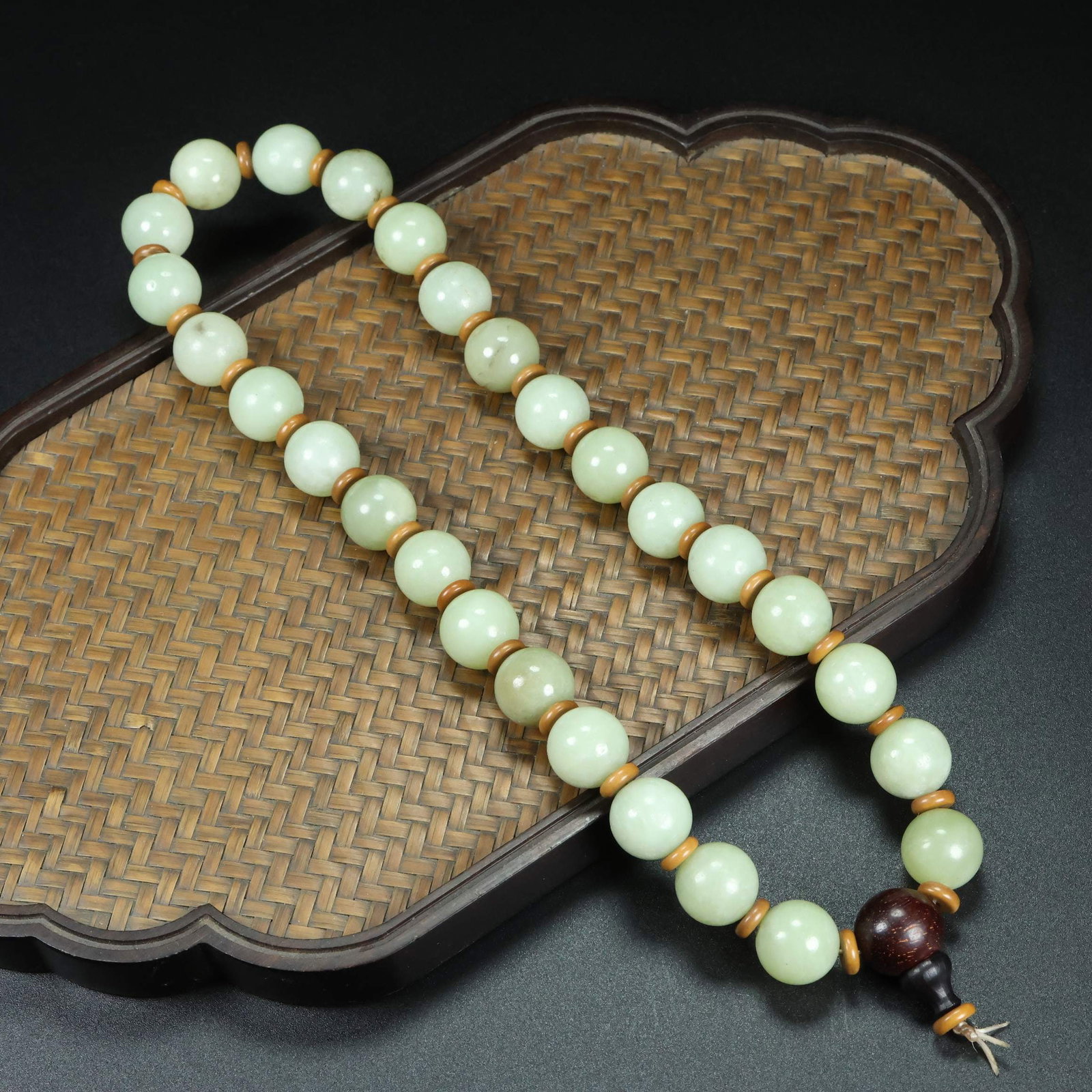 An Exquisite White Jade Bracelets: An Exquisite White Jade Bracelets Qing Dynasty, China Size:14mm Weight:123g (The Dimensions Of All Batches Are Manually Measured.If You Need More Detailed Information, Please Contact Our Customer Serv