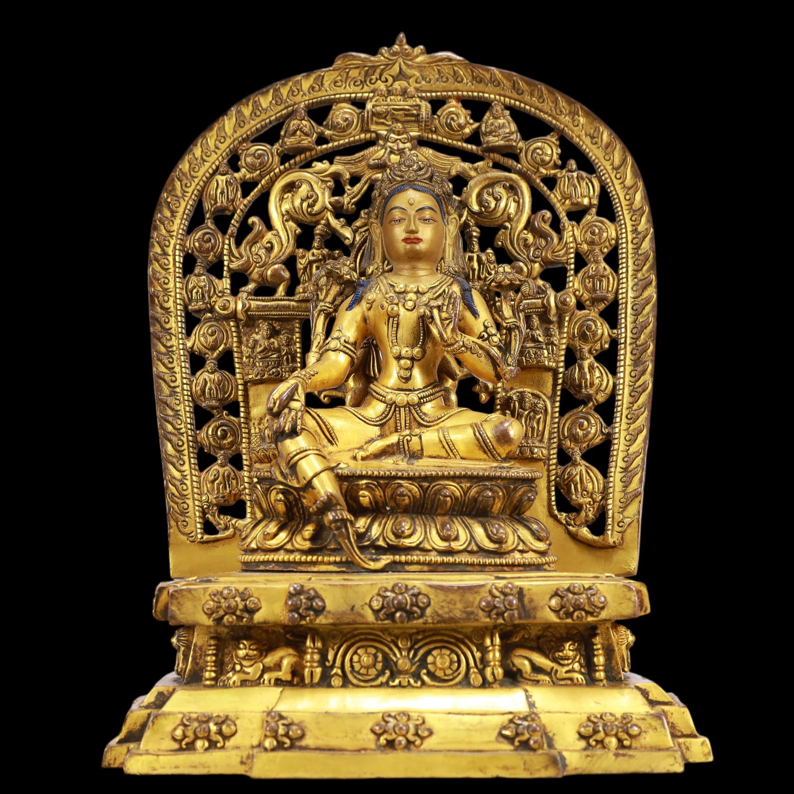 A Exquisite Gilt Bronze Statue of Bodhisattva: A Exquisite Gilt Bronze Statue of Bodhisattva Ming Dynasty, China Size:21cmx13cmx30cm Weight:5300g (The Dimensions Of All Batches Are Manually Measured.If You Need More Detailed Information, Please Co