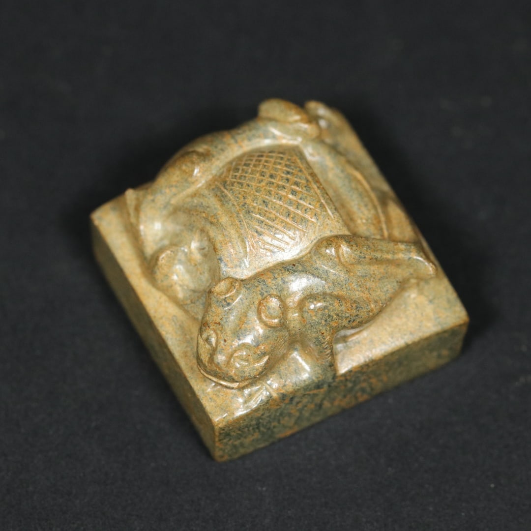 An Exquisite White Jade Auspicious Beast Pattern Seal: An Exquisite White Jade Auspicious Beast Pattern Seal Han Dynasty, China Size:2.4cmx3.2cmx3.2cm Weight:52g (The Dimensions Of All Batches Are Manually Measured.If You Need More Detailed Information, P