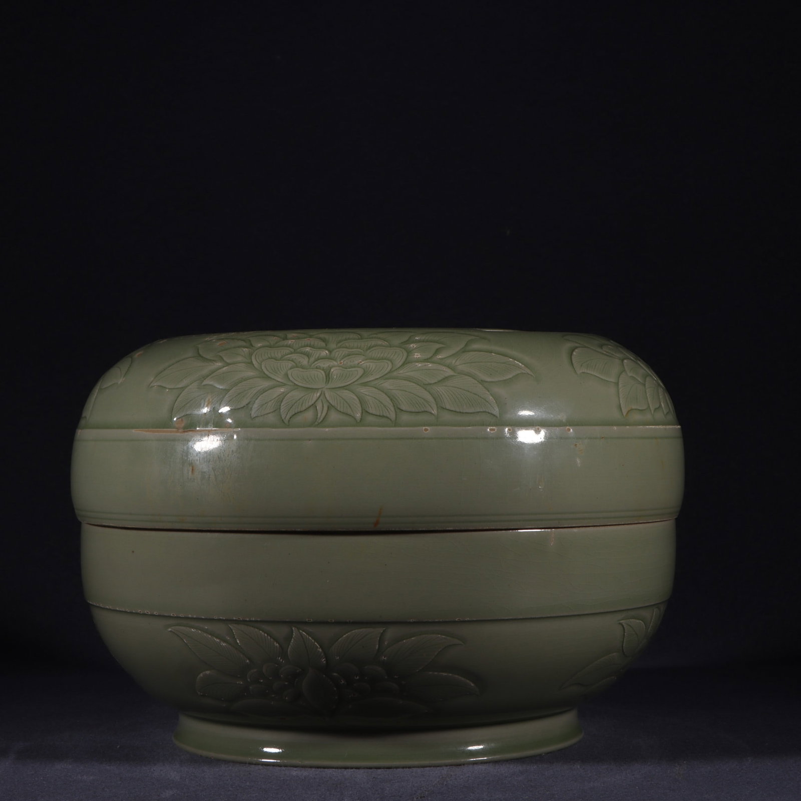 An Exquisite Yue yao Celadon Flower Pattern Box: An Exquisite Yue yao Celadon Flower Pattern Box Tang Dynasty, China Size:15.5cmx23cm (The Dimensions Of All Batches Are Manually Measured.If You Need More Detailed Information, Please Contact Our Cust