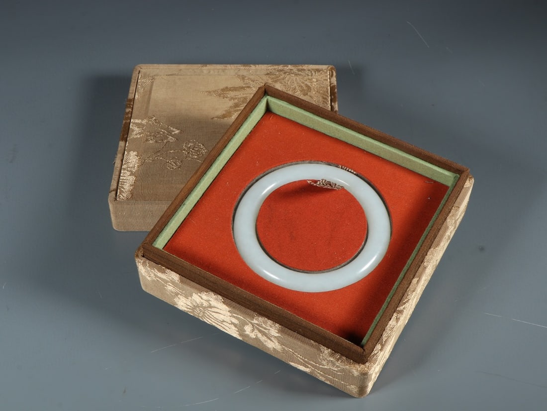 An Exquisite White Jade Bracelets: An Exquisite White Jade Bracelets Qing Dynasty, China Size:(inside diameter)5.8cm Diameter Size:8.3cm Weight:92g (The Dimensions Of All Batches Are Manually Measured.If You Need More Detailed Informat