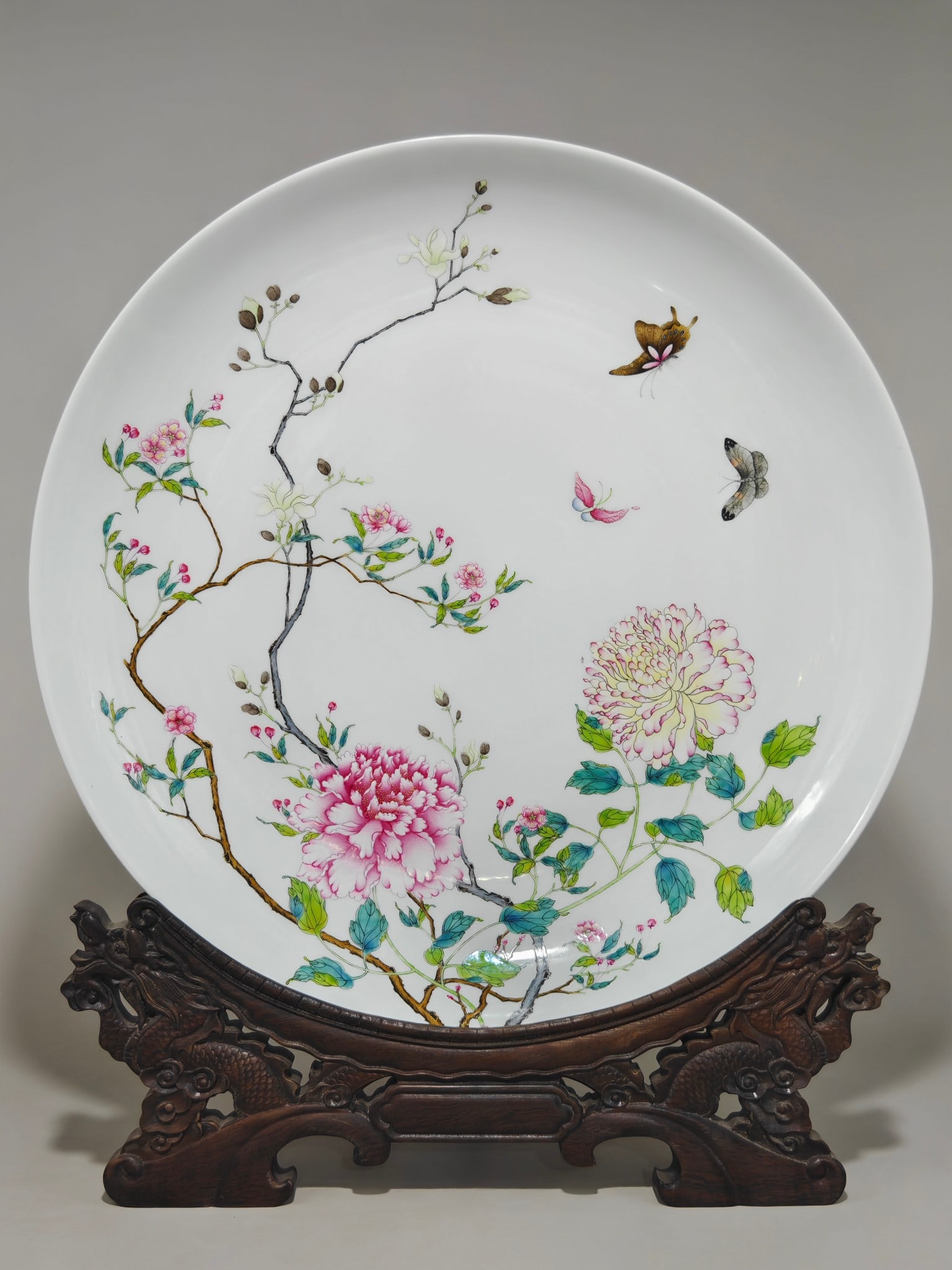 An Exquisite Famille-Rose Flower and Butterfly Pattern Plate (1 of 9)