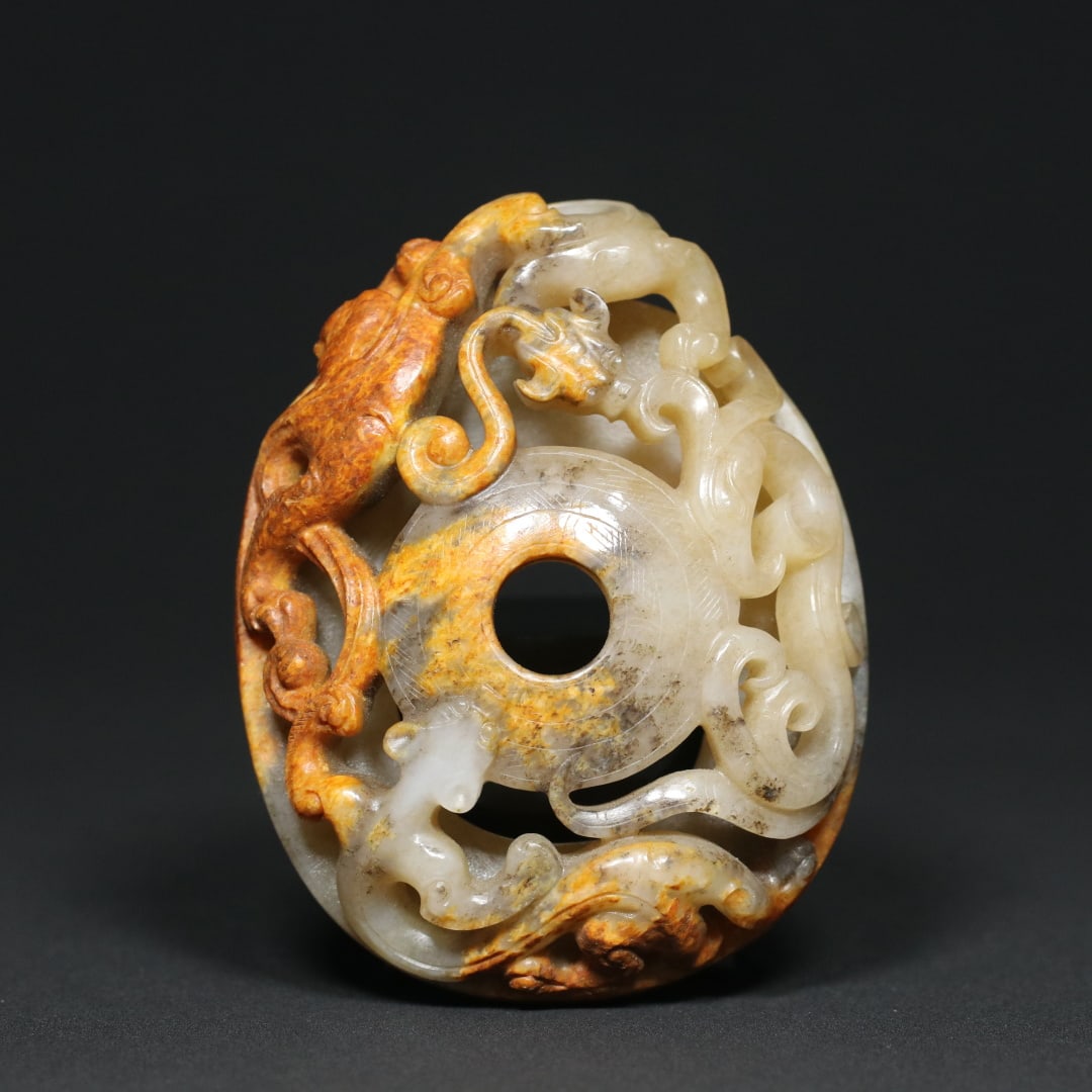 An Exquisite White Jade Dragon and Phoenix Pattern Hand Piece: An Exquisite White Jade Dragon and Phoenix Pattern Hand Piece Qing Dynasty, China Size:9.2cmx7.1cmx2.8cm Weight:148.7g (The Dimensions Of All Batches Are Manually Measured.If You Need More Detailed In