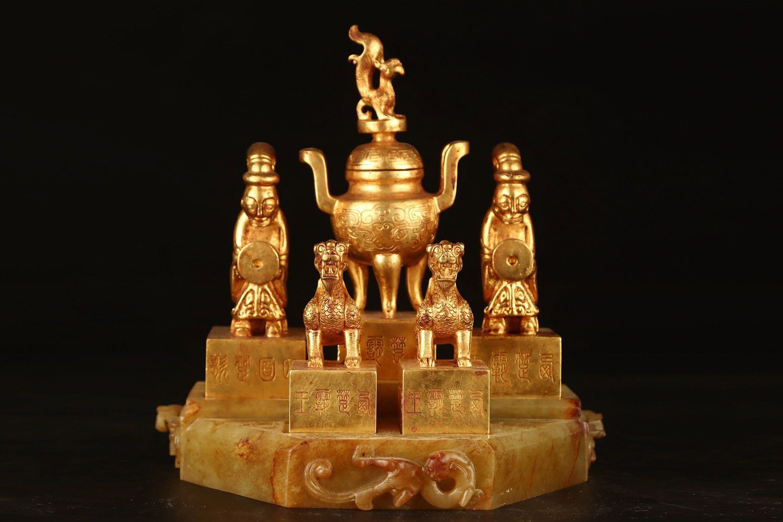 A Set of Fine Gilt Bronze Auspicious Beast Seal: A Set of Fine Gilt Bronze Auspicious Beast Seal the Warring States period in China Size:18cmx18.5cmx13cm Size:4cmx11cm Size:3.5cmx7.5cm Size:7cmx14.5cm Weight:3938g (The Dimensions Of All Batches Are