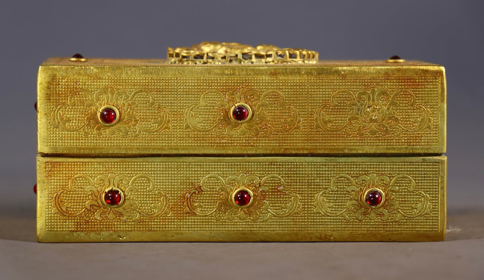 An Exquisite Gilt Bronze Inlaid Gems Buddha Statue Pattern With Inscription Ornament: An Exquisite Gilt Bronze Inlaid Gems Buddha Statue Pattern With Inscription Ornament Tang Dynasty, China Zhenguan Four-character Mark Size:7cmx15cmx7cm Size:82cmx11.5cm Weight:696g (The Dimensions Of