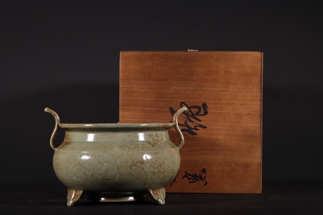 An Exquisite Yue yao Celadon Flower Pattern Double-Ears and Tripod Censer: An Exquisite Yue yao Celadon Flower Pattern Double-Ears and Tripod Censer Song Dynasty, China Size:12cmx18cm (The Dimensions Of All Batches Are Manually Measured.If You Need More Detailed Information,