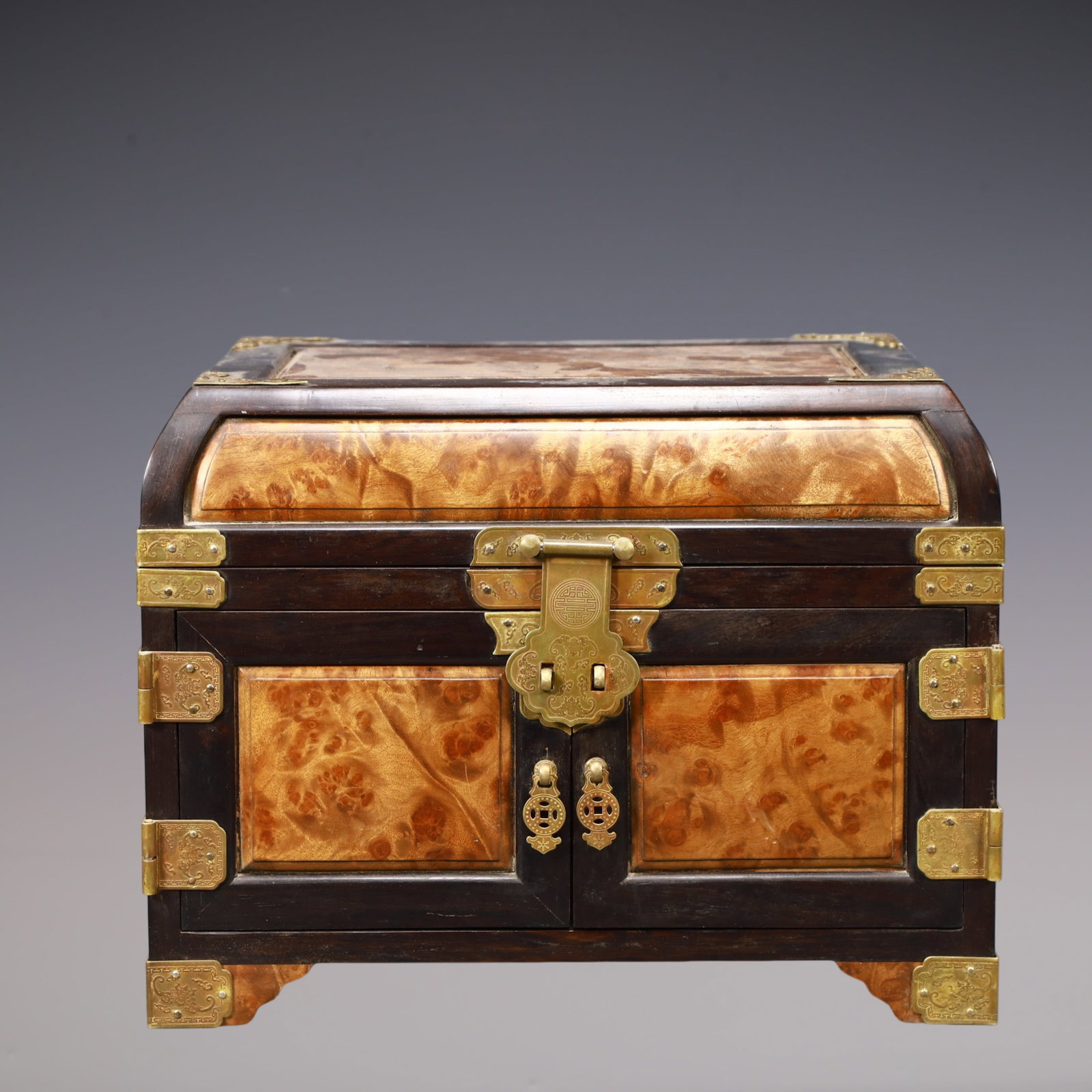 A Exquisite Boxwood Bats and Peach Pattern Box: A Exquisite Boxwood Bats and Peach Pattern Box Qing Dynasty, China Size:30cmx18.5cmx23.5cm Weight:3300g (The Dimensions Of All Batches Are Manually Measured.If You Need More Detailed Information, Plea
