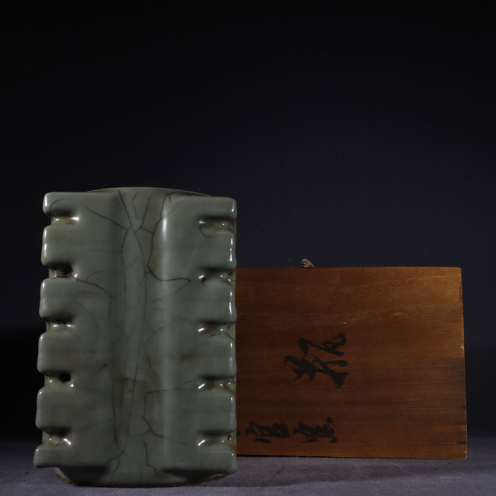 An Exquisite Guan yao Celadon Glazed Vase: An Exquisite Guan yao Celadon Glazed Vase Song Dynasty, China Size:22cmx14.5cm (The Dimensions Of All Batches Are Manually Measured.If You Need More Detailed Information, Please Contact Our Customer S