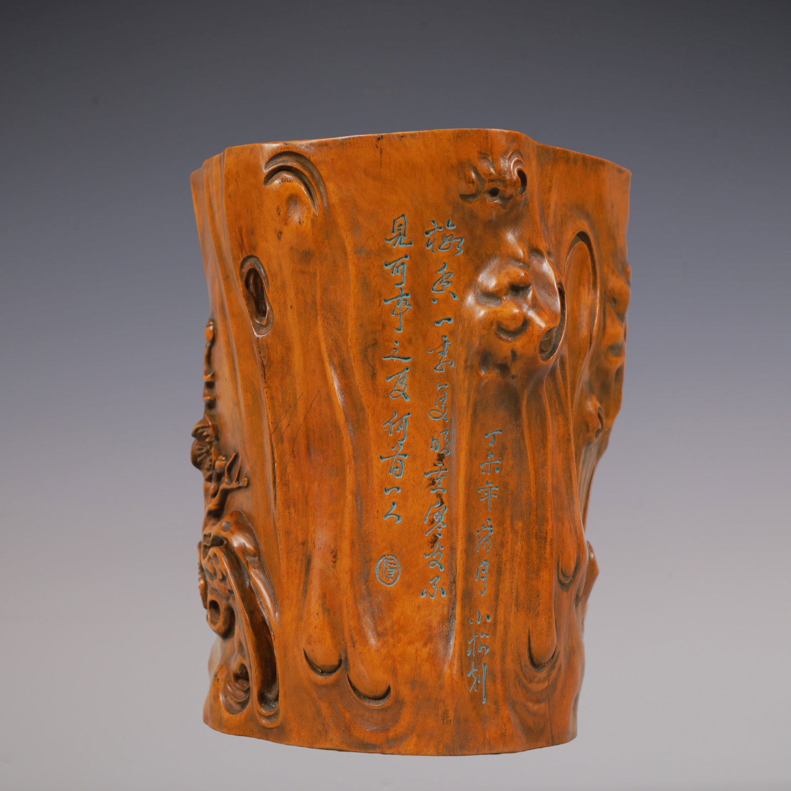 A Exquisite Boxwood Flower Pattern with poem Brush Pot: A Exquisite Boxwood Flower Pattern with poem Brush Pot Qing Dynasty, China Size:12.2cmx11.7cmx15cm Weight:800g (The Dimensions Of All Batches Are Manually Measured.If You Need More Detailed Informatio