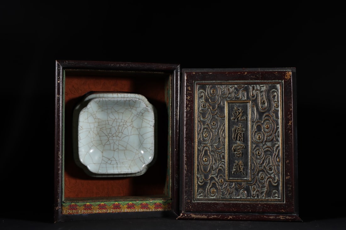 An Exquisite Guan yao Brush Washer: An Exquisite Guan yao Brush Washer Song Dynasty, China Size:7cmx17cm (The Dimensions Of All Batches Are Manually Measured.If You Need More Detailed Information, Please Contact Our Customer Service Bef