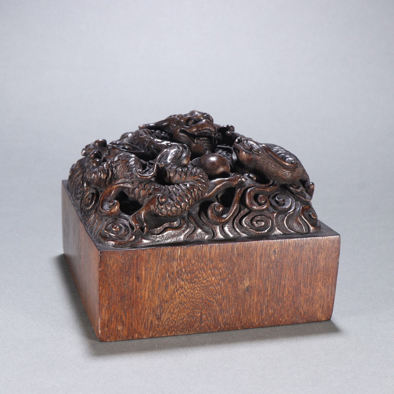 An Exquisite Eaglewood Dragon Pattern Seal: An Exquisite Eaglewood Dragon Pattern Seal Qing Dynasty, China Size:10cmx12cm Weight:348.1g (The Dimensions Of All Batches Are Manually Measured.If You Need More Detailed Information, Please Contact O