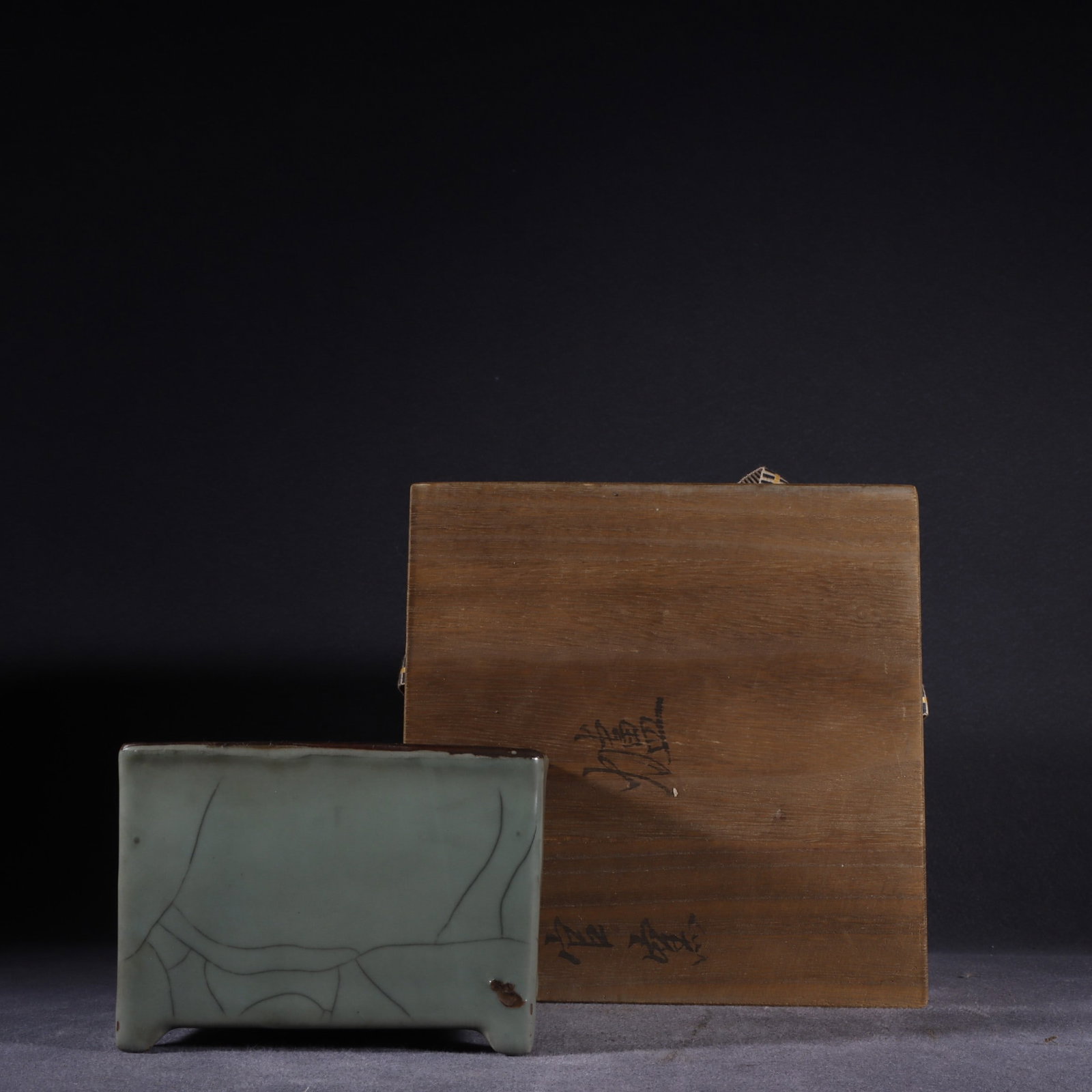 An Exquisite Guan yao Celadon Glazed Censer: An Exquisite Guan yao Celadon Glazed Censer Song Dynasty, China Size:9cmx13.5cm (The Dimensions Of All Batches Are Manually Measured.If You Need More Detailed Information, Please Contact Our Customer