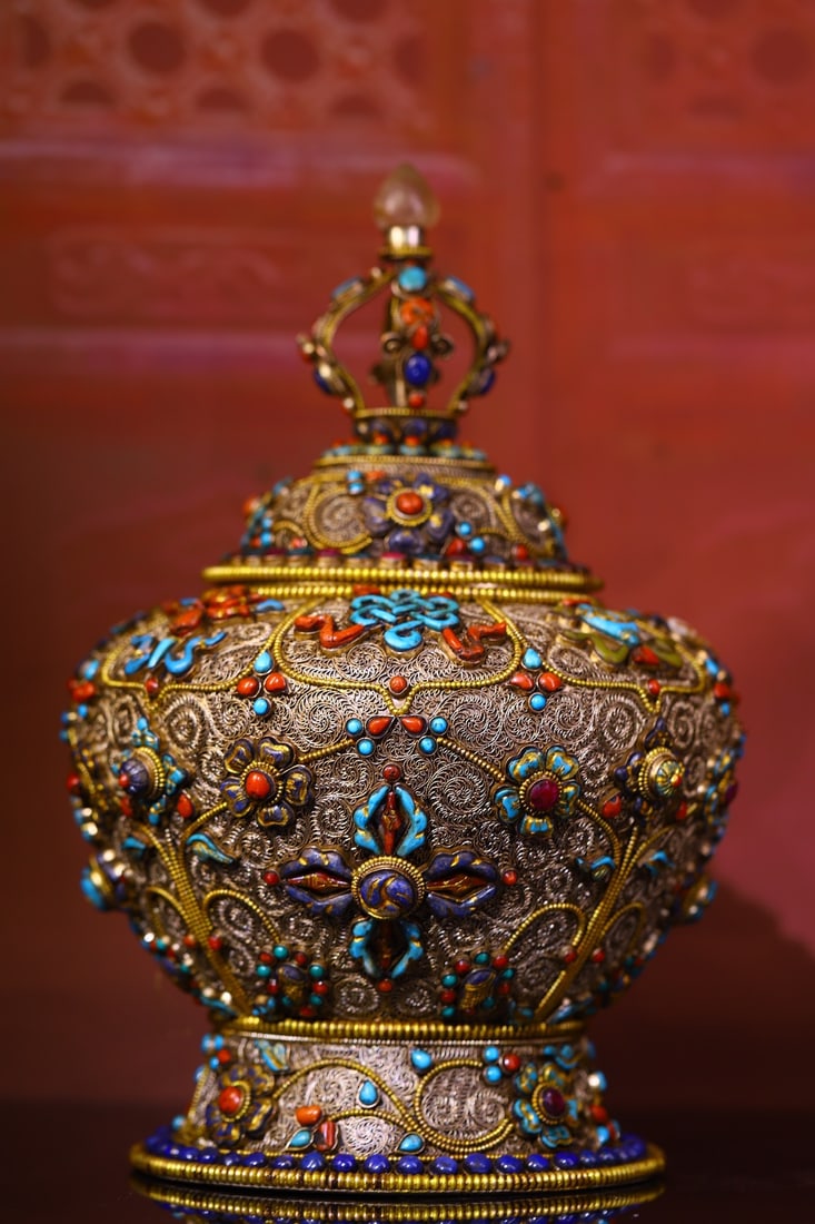An Exquisite Silver Inlaid Gems Stone Jar: An Exquisite Silver Inlaid Gems Stone Jar Qing Dynasty, China Size:30cmx21cm Weight:2150g (The Dimensions Of All Batches Are Manually Measured.If You Need More Detailed Information, Please Contact Our