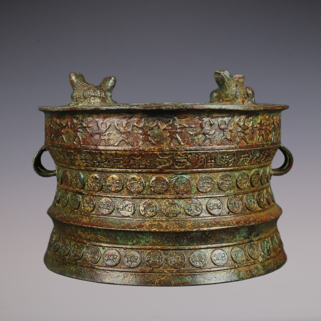 An Exquisite Bronze Frog Pattern With Inscription Ornament: An Exquisite Bronze Frog Pattern With Inscription Ornament W.Zhou , China Size:19cmx13.5cm Weight:1900g (The Dimensions Of All Batches Are Manually Measured.If You Need More Detailed Information, Plea