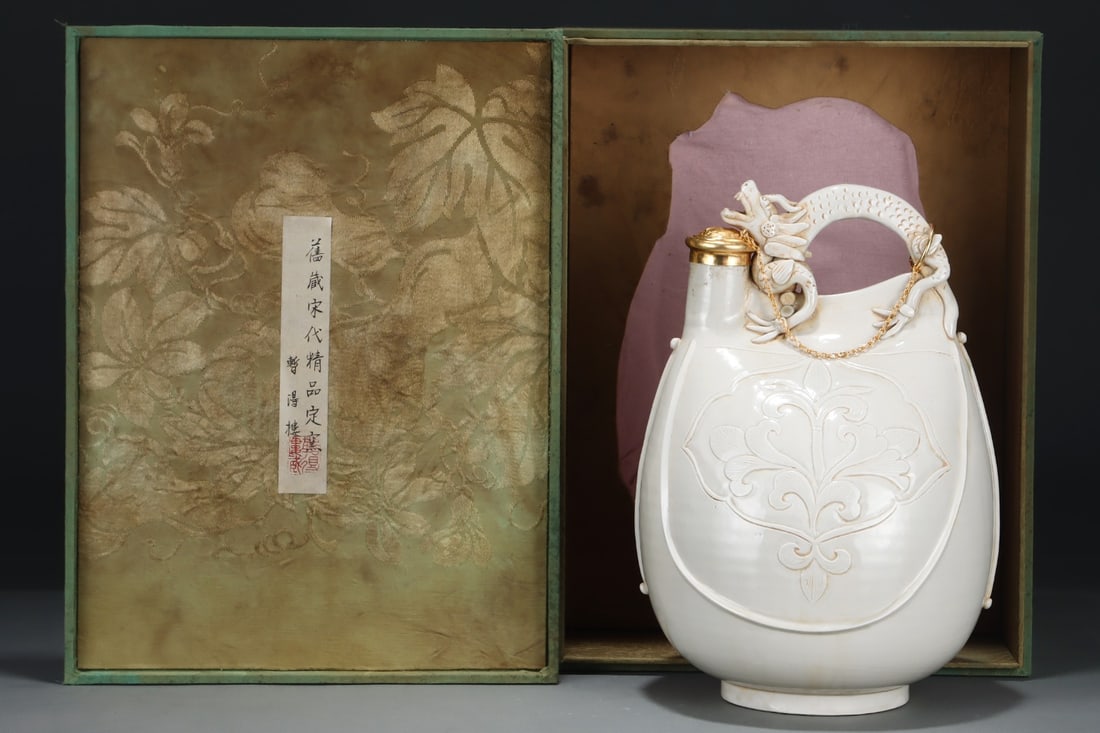 An Exquisite Ding yao Cover with Gold Flower Pattern Ewer: An Exquisite Ding yao Cover with Gold Flower Pattern Ewer Song Dynasty, China Size:32cmx22.3cm (The Dimensions Of All Batches Are Manually Measured.If You Need More Detailed Information, Please Contac