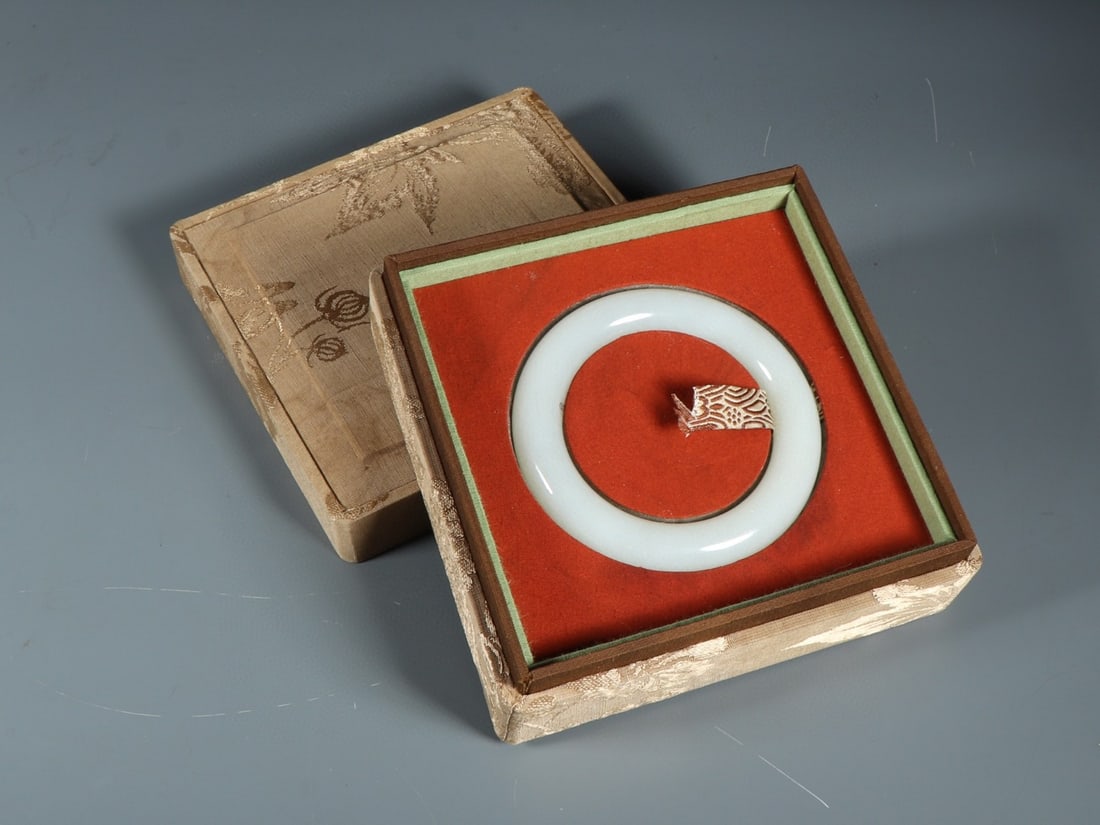 An Exquisite White Jade Bracelets: An Exquisite White Jade Bracelets Qing Dynasty, China Size:(inside diameter)6cm Diameter Size:8.3cm Weight:75g (The Dimensions Of All Batches Are Manually Measured.If You Need More Detailed Informatio