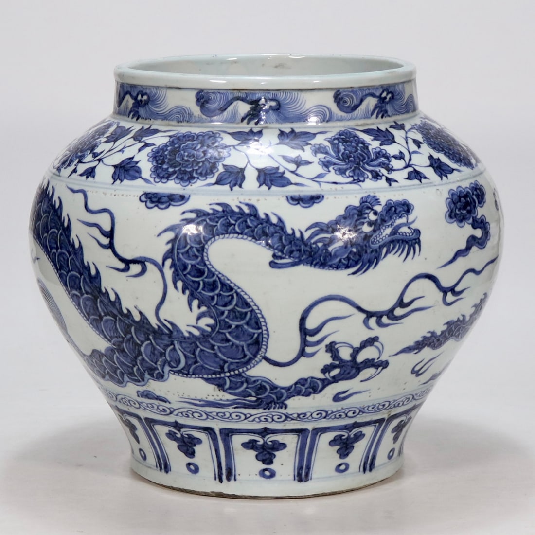 An Exquisite Blue and White Lotus Pattern Dragon Pattern Jar: An Exquisite Blue and White Lotus Pattern Dragon Pattern Jar Yuan Dynasty, China Size:29.5cmx21.5cm (The Dimensions Of All Batches Are Manually Measured.If You Need More Detailed Information, Please C