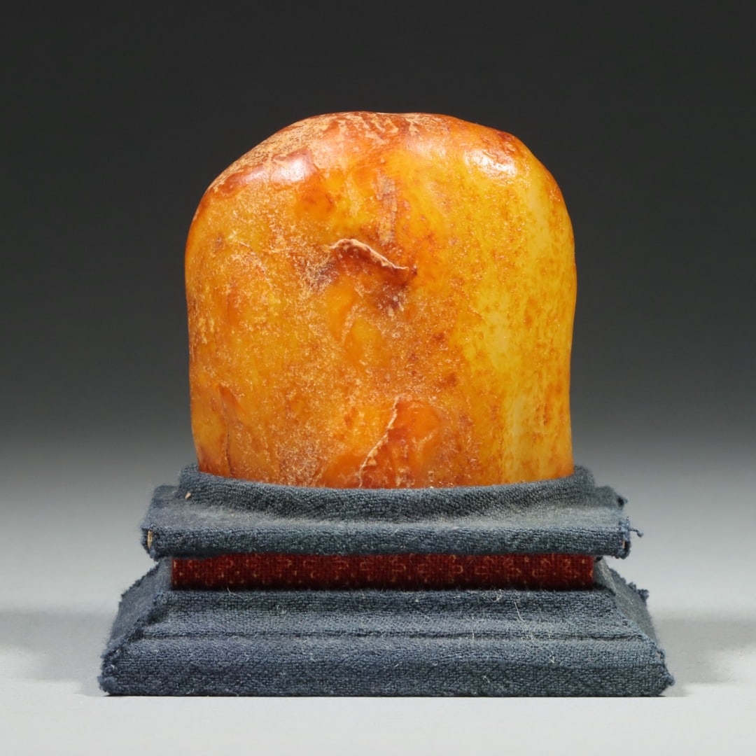 An Exquisite White Jade with poem Seal: An Exquisite White Jade with poem Seal Qing Dynasty, China Size:6.6cmx4.3cmx6.5cm Weight:346g (The Dimensions Of All Batches Are Manually Measured.If You Need More Detailed Information, Please Contact