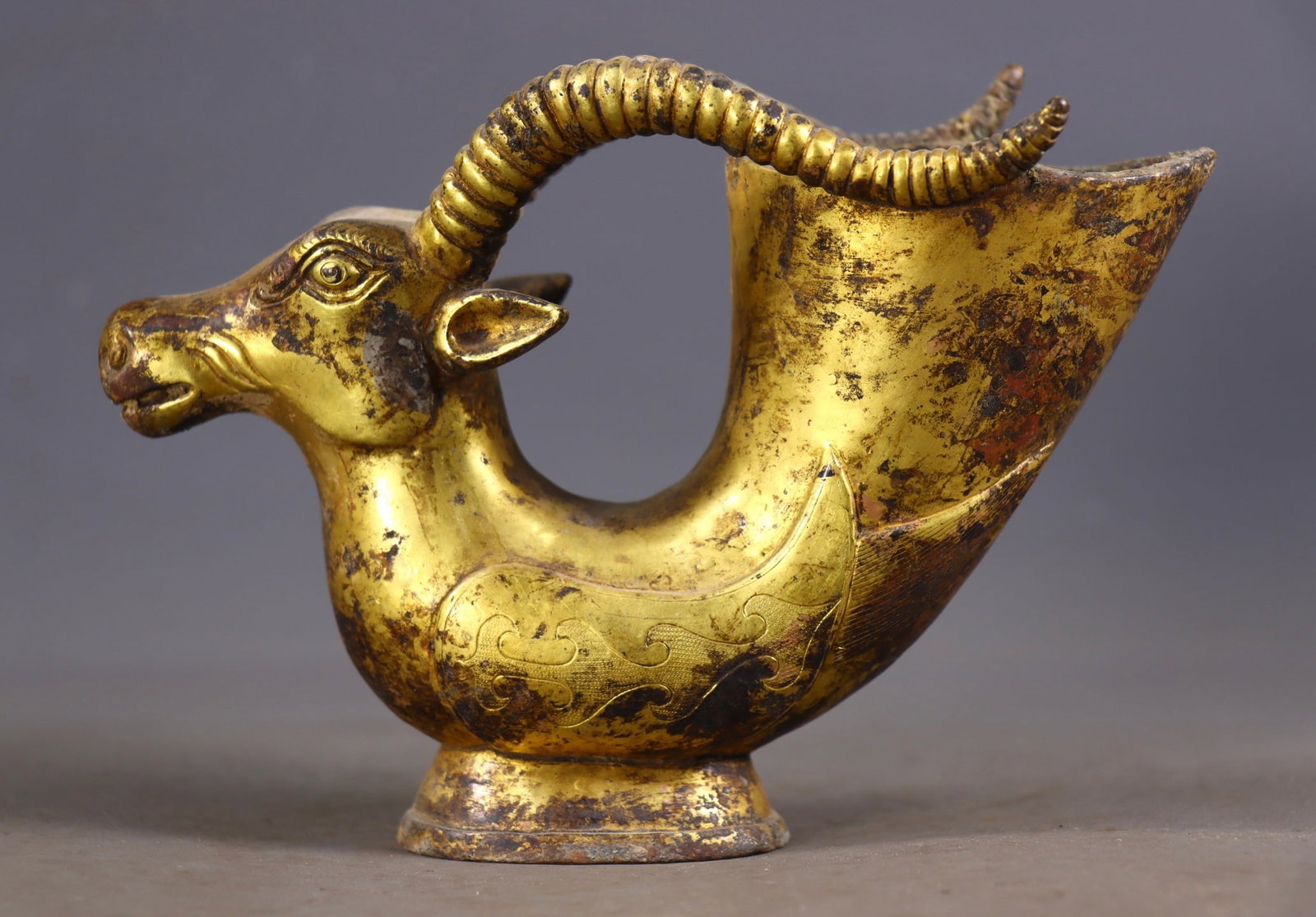 An Exquisite Gilt Bronze Sheep's head Cup: An Exquisite Gilt Bronze Sheep's head Cup Tang Dynasty, China Size:13.5cmx18cmx8cm Weight:968g (The Dimensions Of All Batches Are Manually Measured.If You Need More Detailed Information, Please Contac