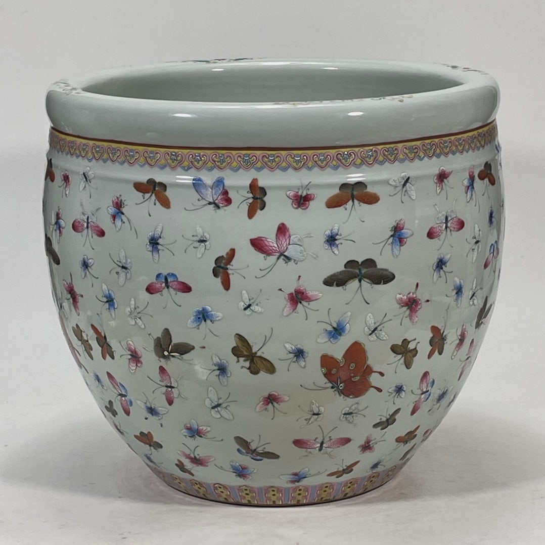 An Exquisite Famille-Rose Butterfly Pattern Vat: An Exquisite Famille-Rose Butterfly Pattern Vat Qing Dynasty, China Size:35cmx38.5cm (The Dimensions Of All Batches Are Manually Measured.If You Need More Detailed Information, Please Contact Our Cust