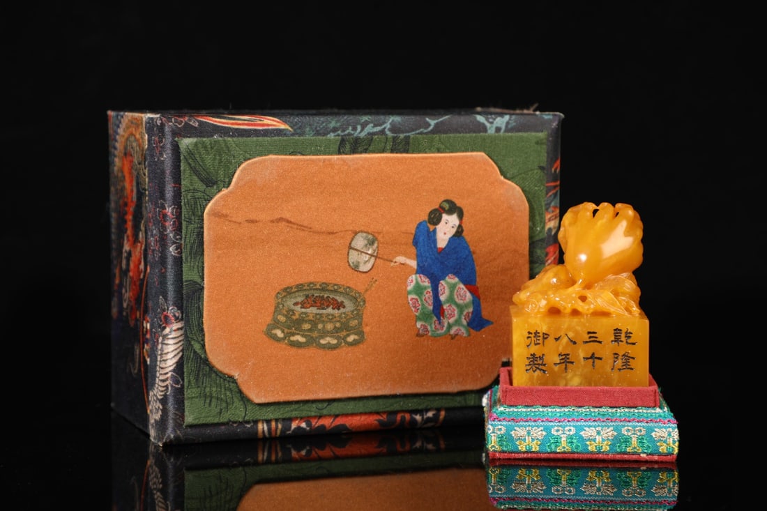 An Exquisite Tianhuang Stone Melon and Fruit Pattern Seal: An Exquisite Tianhuang Stone Melon and Fruit Pattern Seal Qing Dynasty, China Size:7cmx5cm Weight:223g (The Dimensions Of All Batches Are Manually Measured.If You Need More Detailed Information, Pleas