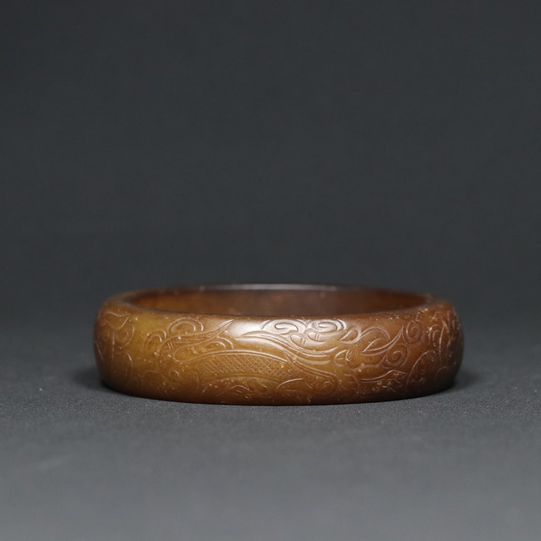 An Exquisite White Jade Auspicious Beast Pattern Bracelets: An Exquisite White Jade Auspicious Beast Pattern Bracelets Han Dynasty, China Size:7.6cmx1.8cm Diameter Size:6cm Weight:76.7g (The Dimensions Of All Batches Are Manually Measured.If You Need More Deta