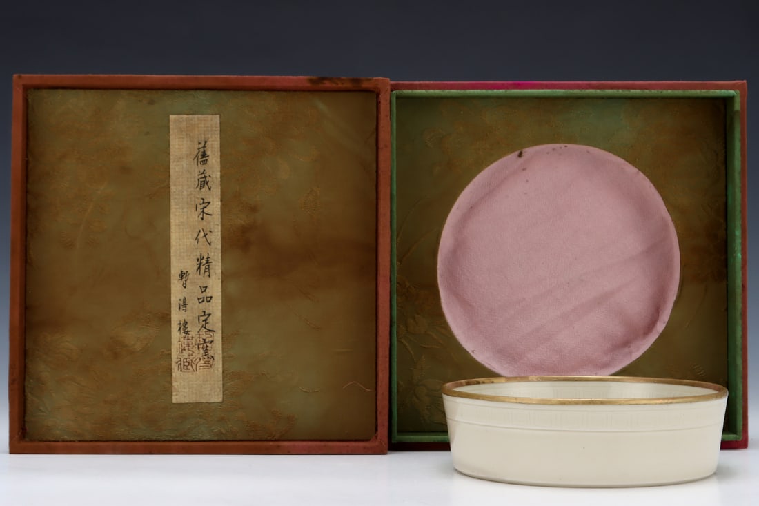 An Exquisite Ding yao Flower Pattern Brush Washer: An Exquisite Ding yao Flower Pattern Brush Washer Song Dynasty, China Size:4.7cmx15.8cm (The Dimensions Of All Batches Are Manually Measured.If You Need More Detailed Information, Please Contact Our C