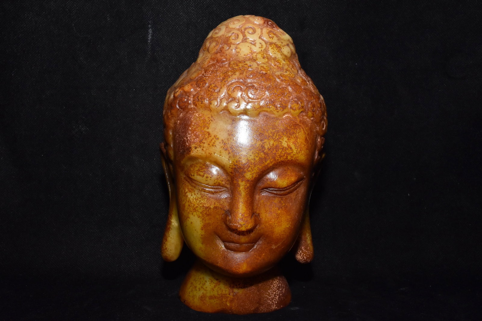 An Exquisite Hemo Jade Buddha head Ornament: An Exquisite Hemo Jade Buddha head Ornament Hongshan Culture Size:11cmx18cm Weight:2190g (The Dimensions Of All Batches Are Manually Measured.If You Need More Detailed Information, Please Contact Our 