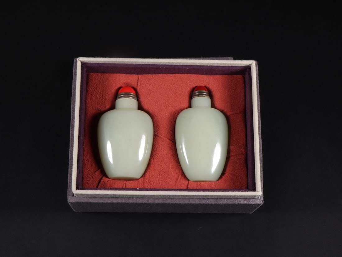 A Pair of Exquisite White Jade Snuff Bottle: A Pair of Exquisite White Jade Snuff Bottle Qing Dynasty, China Size:4.2cmx2.8cmx7.2cm Size:4.1cmx2.4cmx7.4cm Weight:159g (The Dimensions Of All Batches Are Manually Measured.If You Need More Detailed