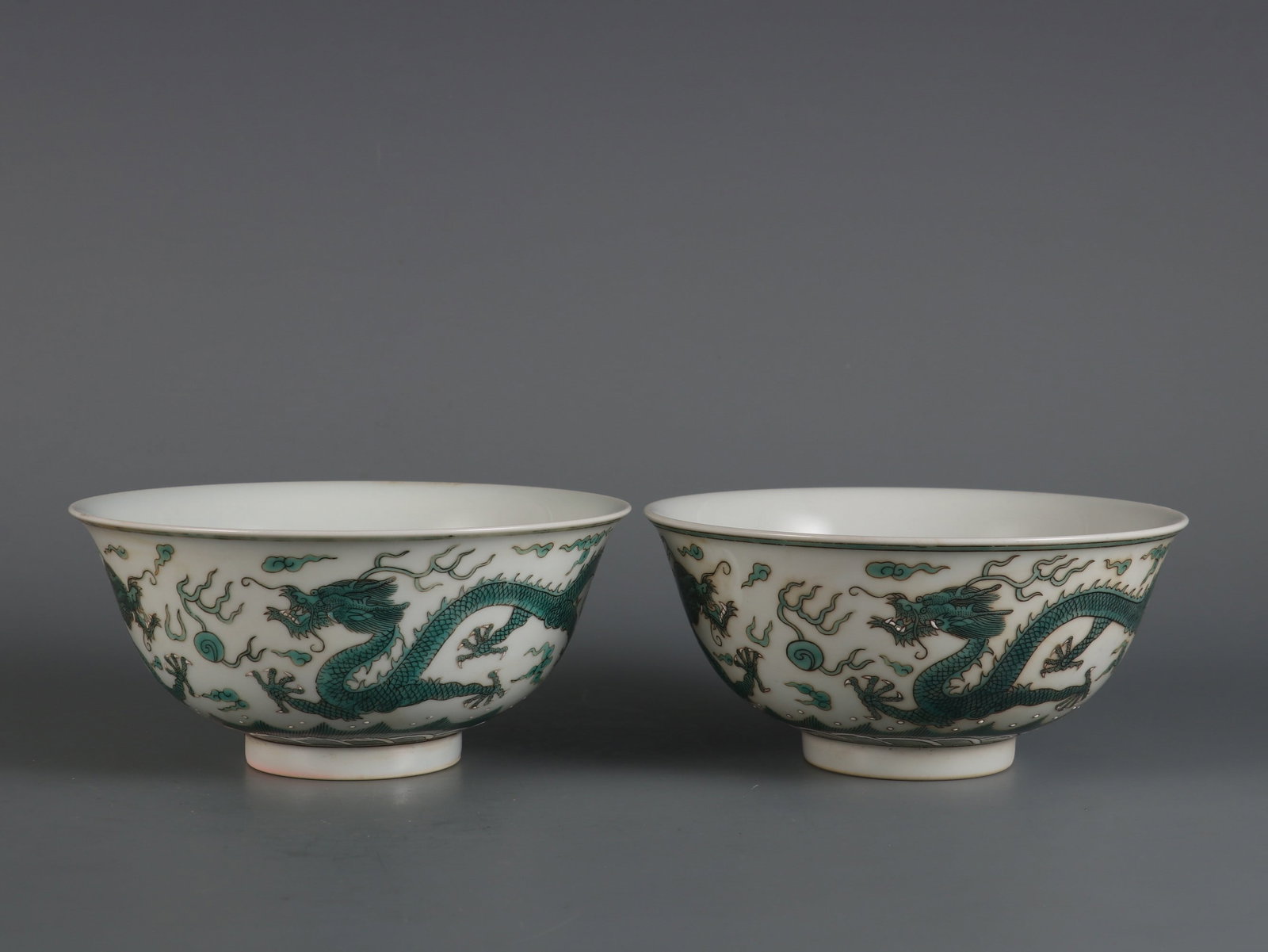 A Pair of Exquisite Green Ground Seawater Pattern Dragon Pattern Bowl: A Pair of Exquisite Green Ground Seawater Pattern Dragon Pattern Bowl Qing Dynasty, China Daoguang Six-character Mark Size:7cmx14.8cm (The Dimensions Of All Batches Are Manually Measured.If You Need M
