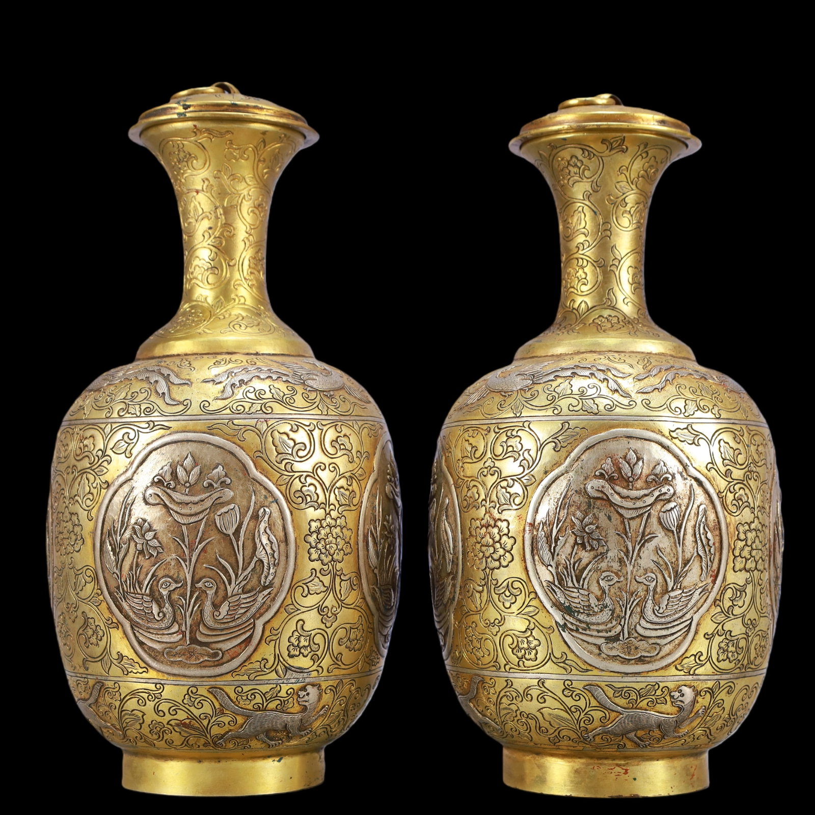 A Exquisite A pair of Gilt Bronze Lotus Pattern Flower and Bird Pattern Vase: A Exquisite A pair of Gilt Bronze Lotus Pattern Flower and Bird Pattern Vase Qing Dynasty, China Size:10cmx23cm Weight:1050g (The Dimensions Of All Batches Are Manually Measured.If You Need More Detai