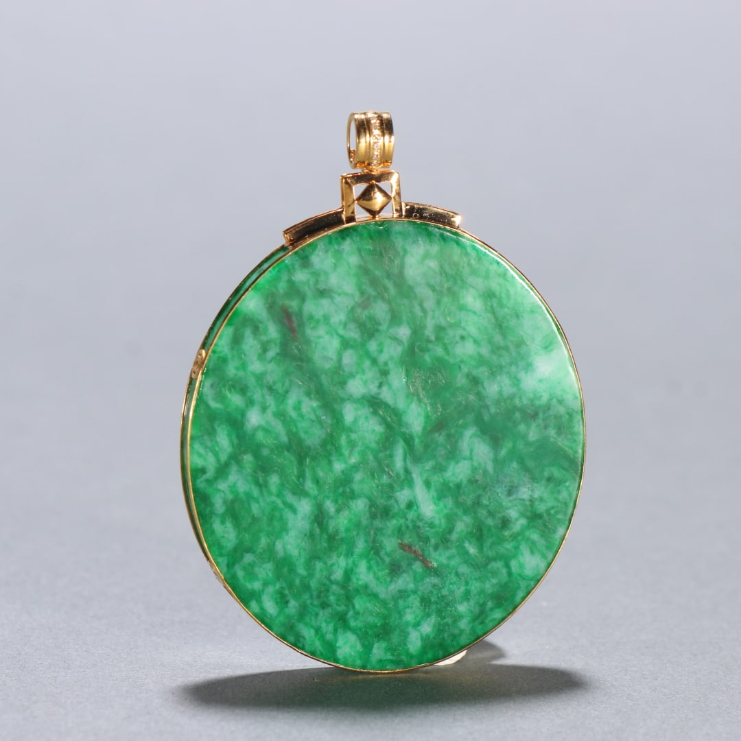 An Exquisite Jadeite Cover with Gold Pendant: An Exquisite Jadeite Cover with Gold Pendant Qing Dynasty, China Size:6.2×4.5cm Weight:23.6g (The Dimensions Of All Batches Are Manually Measured.If You Need More Detailed Information, Please Contact