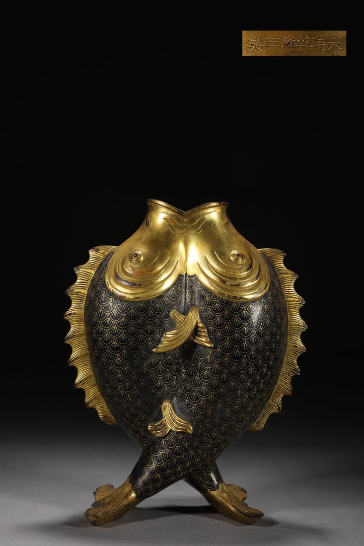 An Exquisite Cloisonne Fish-Shaped Vase: An Exquisite Cloisonne Fish-Shaped Vase Qing Dynasty, China Qianlong Six-character Mark Size:25.5cmx19cm Weight:2800g (The Dimensions Of All Batches Are Manually Measured.If You Need More Detailed Inf