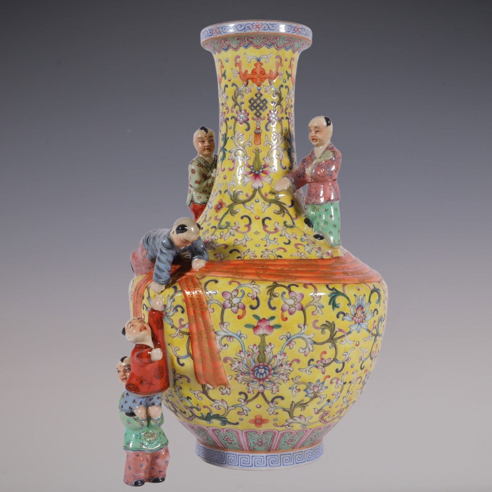 An Exquisite Famille-Rose Painted Gold Lotus Pattern Vase: An Exquisite Famille-Rose Painted Gold Lotus Pattern Vase Qing Dynasty, China Qianlong Four-character Mark Size:36.5cmx24cm (The Dimensions Of All Batches Are Manually Measured.If You Need More Detail