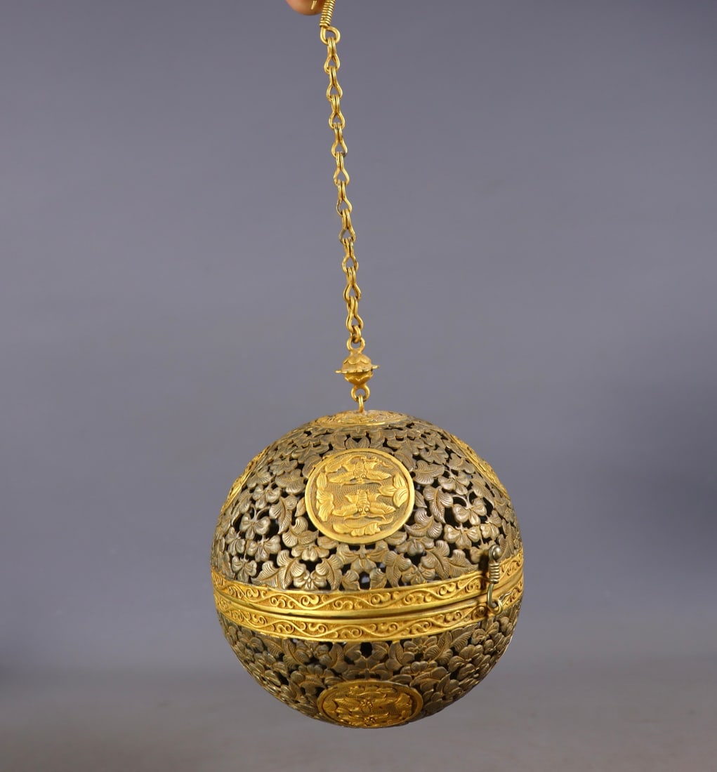 An Exquisite Gilt Bronze Lotus Pattern Pendant: An Exquisite Gilt Bronze Lotus Pattern Pendant Qing Dynasty, China Size:11.5cmx10cmx9cm Weight:317g (The Dimensions Of All Batches Are Manually Measured.If You Need More Detailed Information, Please C