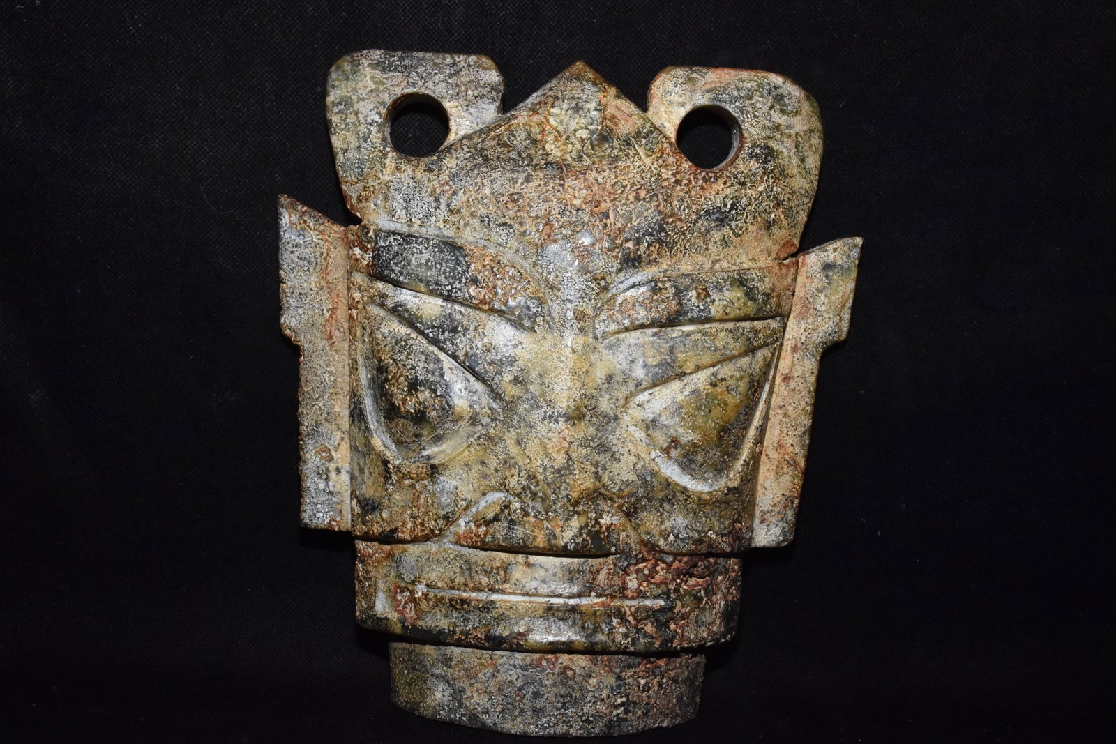 An Exquisite Hemo Jade Mask Ornament: An Exquisite Hemo Jade Mask Ornament Hongshan Culture Size:19cmx22cm Weight:2690g (The Dimensions Of All Batches Are Manually Measured.If You Need More Detailed Information, Please Contact Our Custome