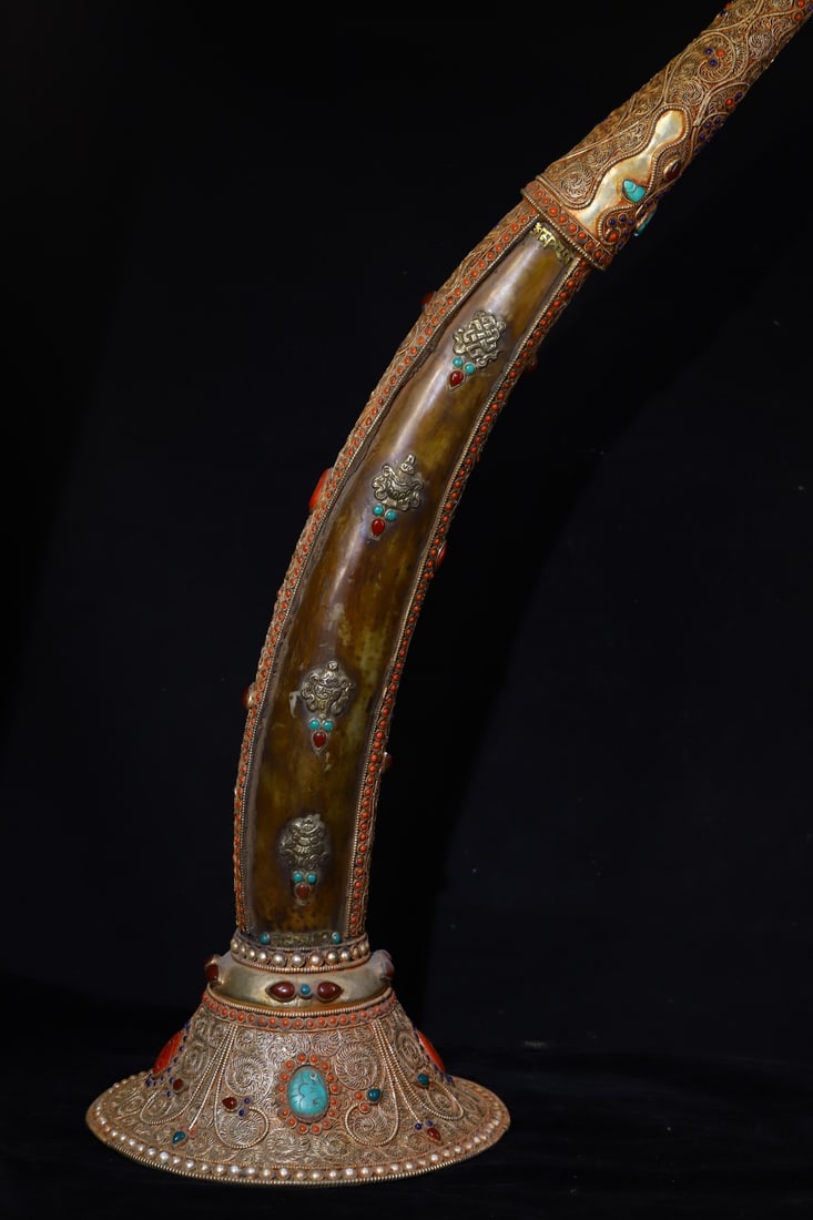 An Exquisite Ox horn Inlaid Gems Ornament: An Exquisite Ox horn Inlaid Gems Ornament Qing Dynasty, China Size:83cmx22.5cm Weight:1940g (The Dimensions Of All Batches Are Manually Measured.If You Need More Detailed Information, Please Contact O