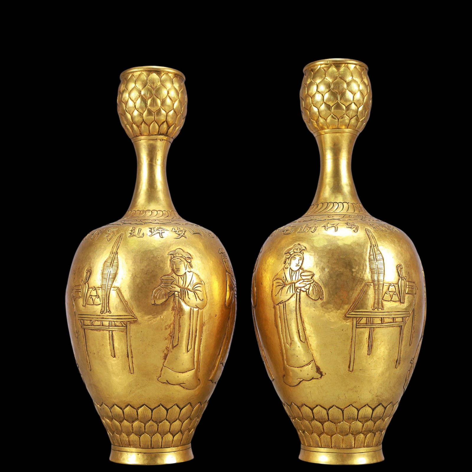A Exquisite A pair of Gilt Bronze Character and Story Pattern Vase: A Exquisite A pair of Gilt Bronze Character and Story Pattern Vase Qing Dynasty, China Size:10cmx25cm Weight:1250g (The Dimensions Of All Batches Are Manually Measured.If You Need More Detailed Inform