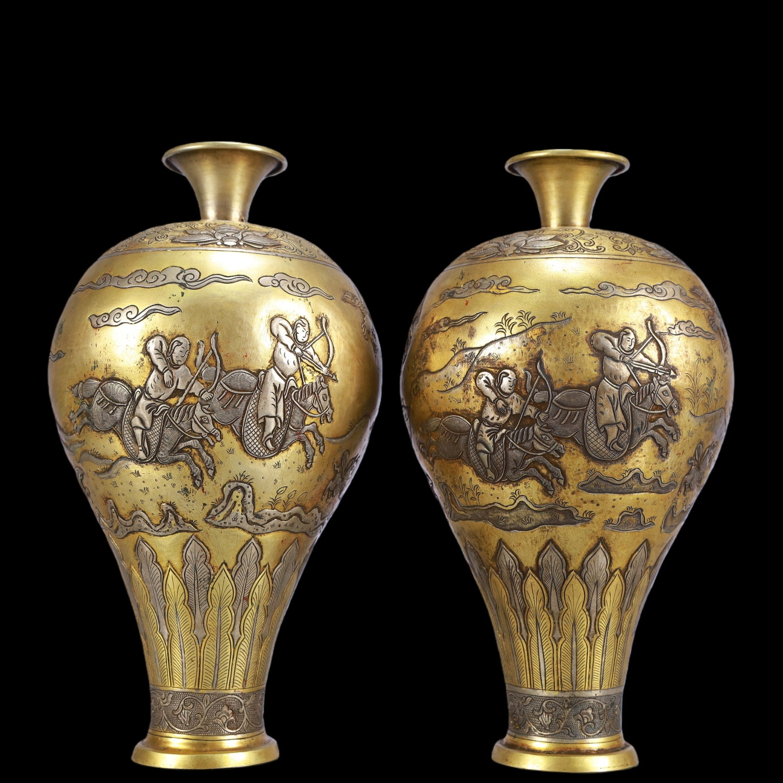 A Exquisite A pair of Gilt Bronze Character and Story Pattern Vase: A Exquisite A pair of Gilt Bronze Character and Story Pattern Vase Qing Dynasty, China Size:12cmx22cm Weight:1050g (The Dimensions Of All Batches Are Manually Measured.If You Need More Detailed Inform