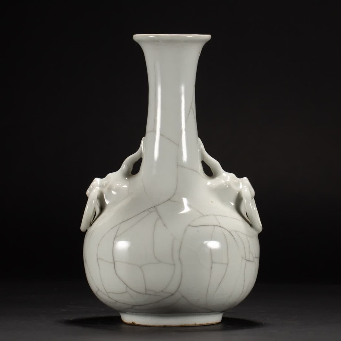 A Qing Dynasty official kiln amphora: Qing Dynasty official kiln amphora SIZE: L:14cm W:14cm H:23cm W:980g (The Dimensions Of All Batches Are Manually Measured.If You Need More Detailed Information, Please Contact Our Customer Service Bef