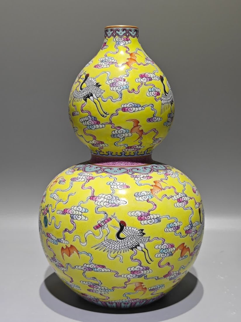 A yellow pastel Fushou Lianlian eight-treasure gourd bottle made in the Qianlong era of the Qing: The Qianlong year of the Qing Dynasty made yellow pastel Fushou Lian Lian Eight Treasure Pattern gourd bottle SIZE: H: 28.8cm Belly D: 18cm (The Dimensions Of All Batches Are Manually Measured.If You 