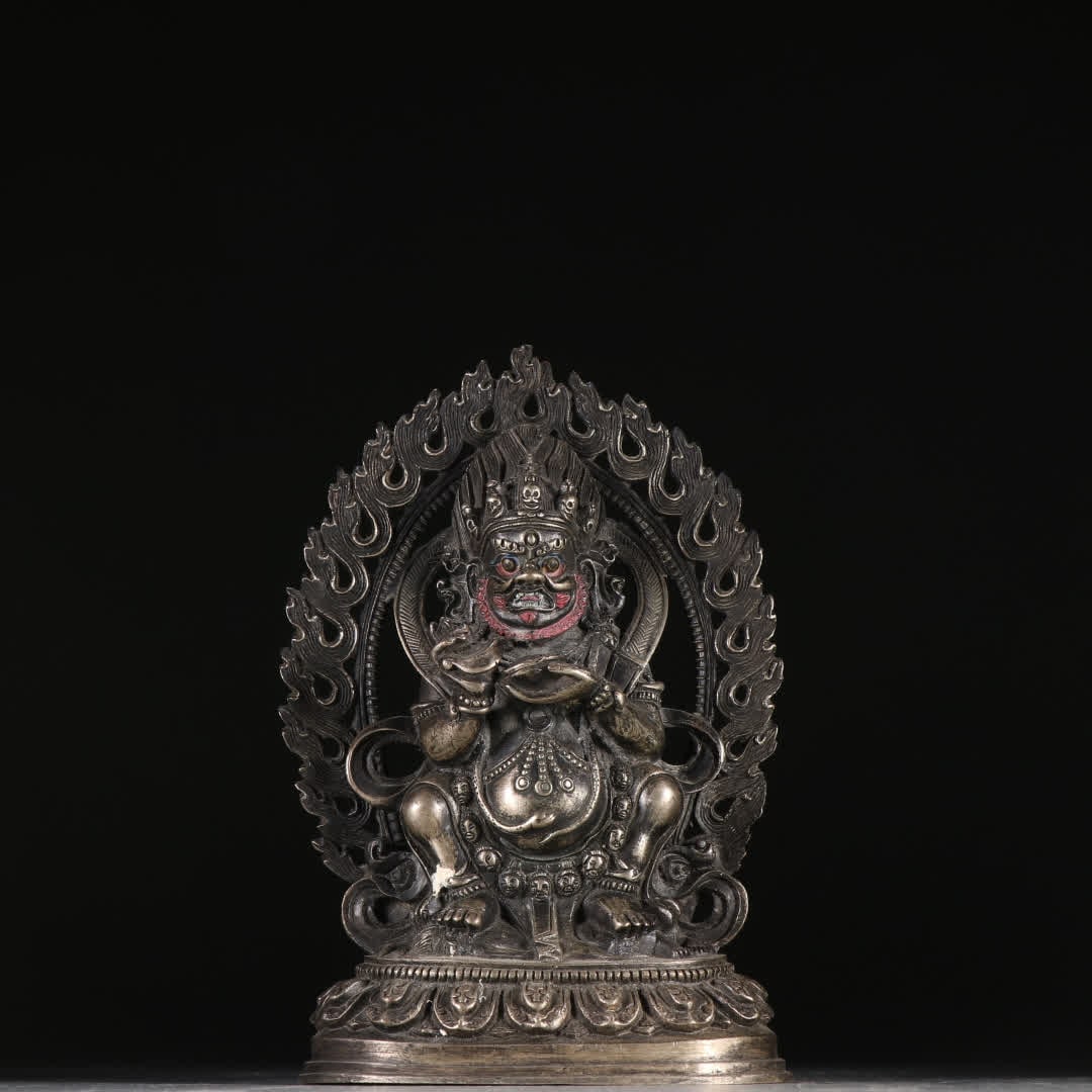 A bronze statue of Dawei De Vajra: Qing Dynasty bronze statue of Dawei De Vajra SIZE: H:16.8cm W:11.4cm W:762.9g (The Dimensions Of All Batches Are Manually Measured.If You Need More Detailed Information, Please Contact Our Customer Se